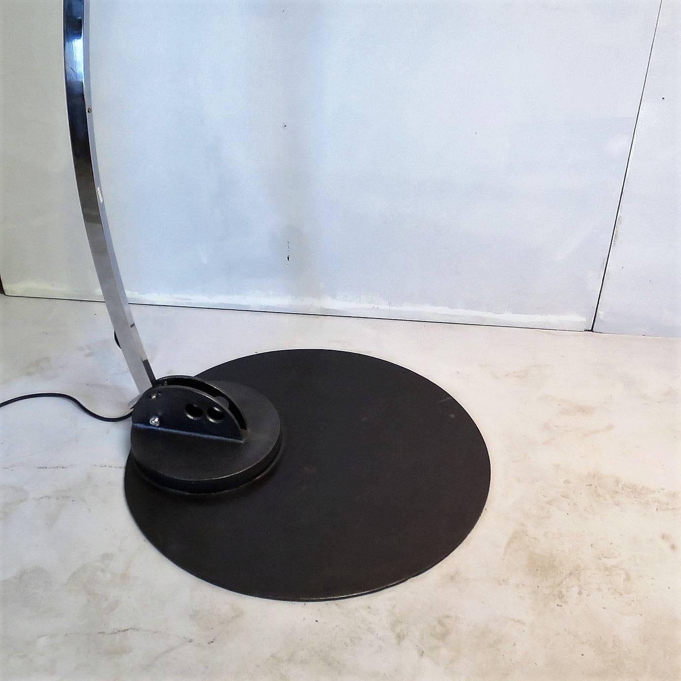 Unusual curved design for this chrome floor lamp, the curved arm is extendable and the round top is flexible upper and down as well.
Very good lightening. Eight lights.
Wired for US
Eight bulbs.