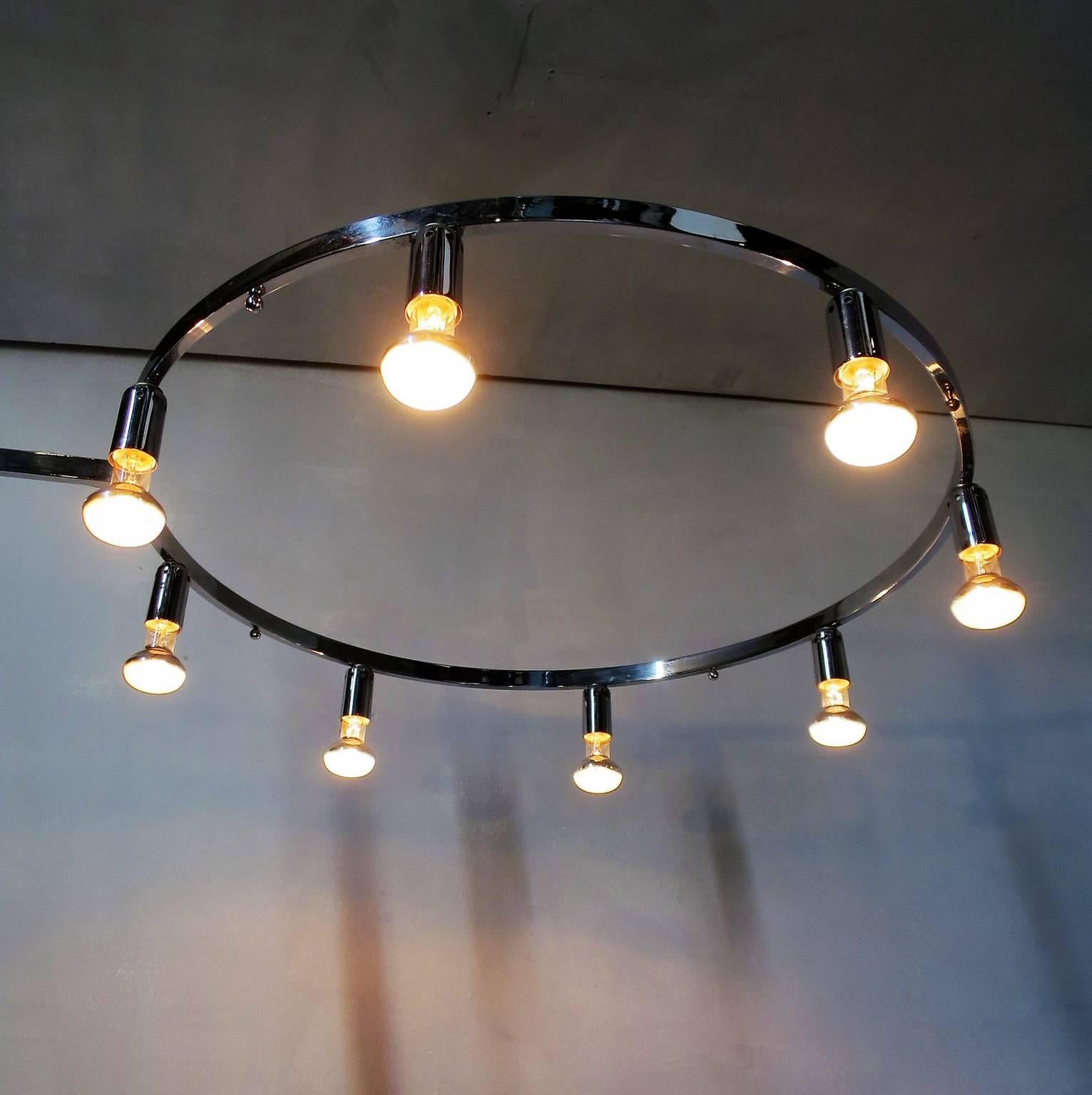 Chrome Insolite lampadaire chromé à bras incurvés et plateau rond articulé en vente