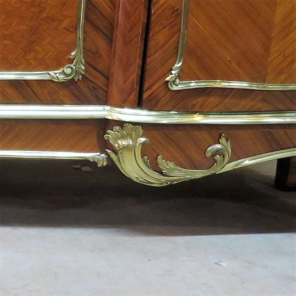 Attribué à Millet cabinet en bois de rose St Louis XV.
Superbe placage Sunbeam sur la porte d'entrée, magnifiques accents de bronze sur les coins latéraux supérieurs, sur chaque pied et tout autour de la base,
La structure de la pièce est dans le