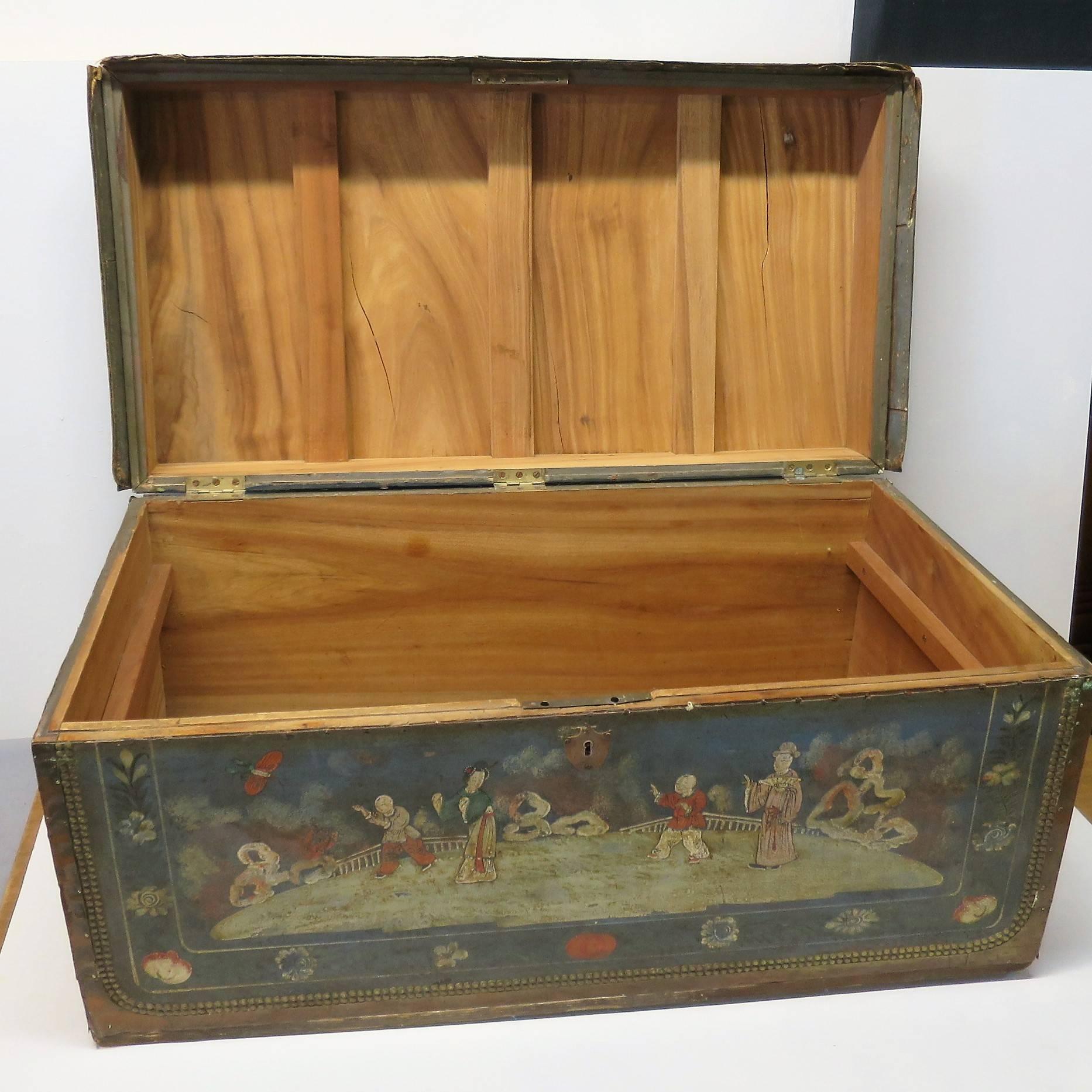 Authentic 19th century Chinese Trunk ornemented With animated scenes, figures and animals,
Hand-painted scenes all around the trunk.
    