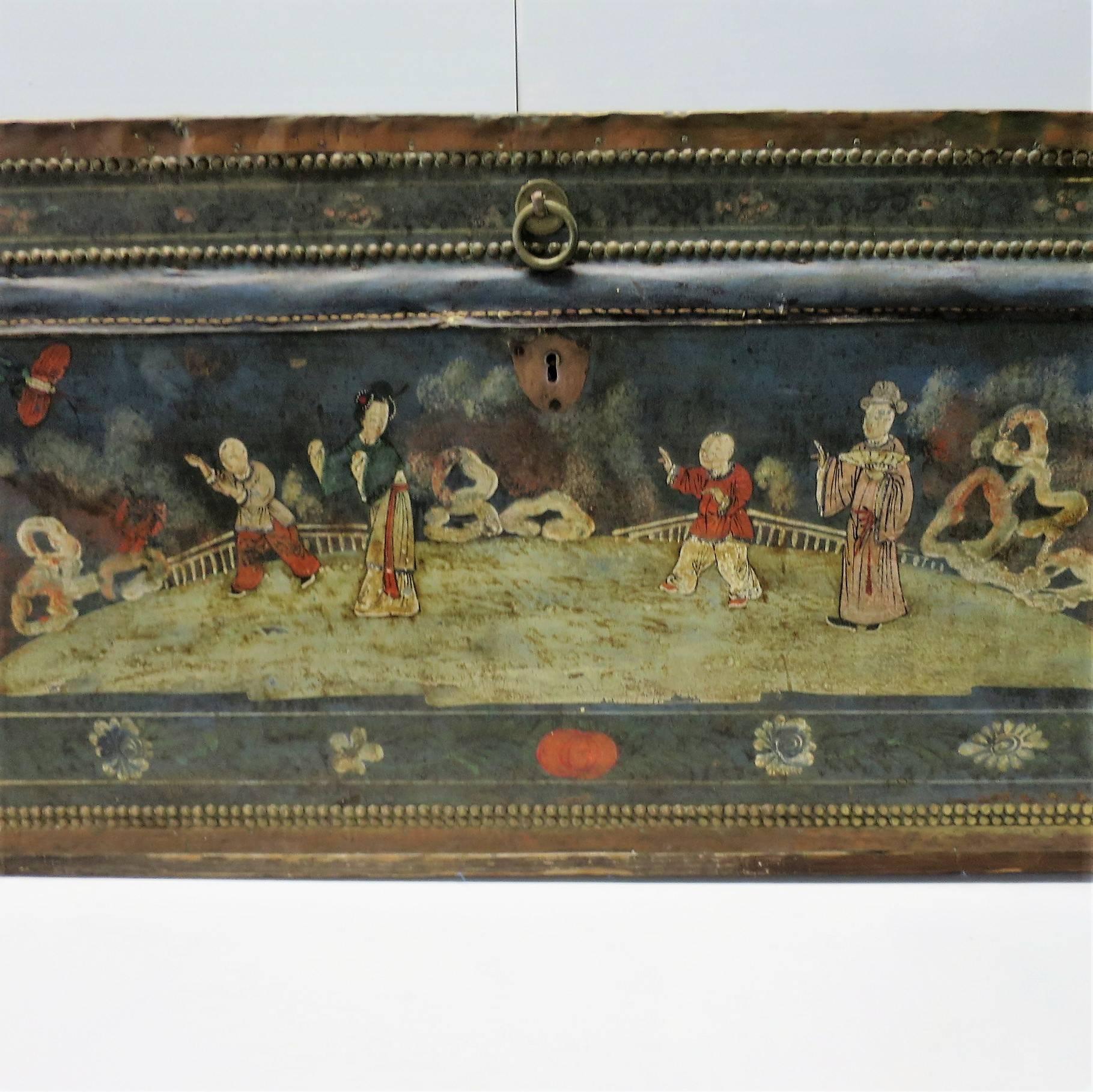 Chinese Trunk in Wood and Ornemented Leather, circa 19th Century In Good Condition In Miami, FL