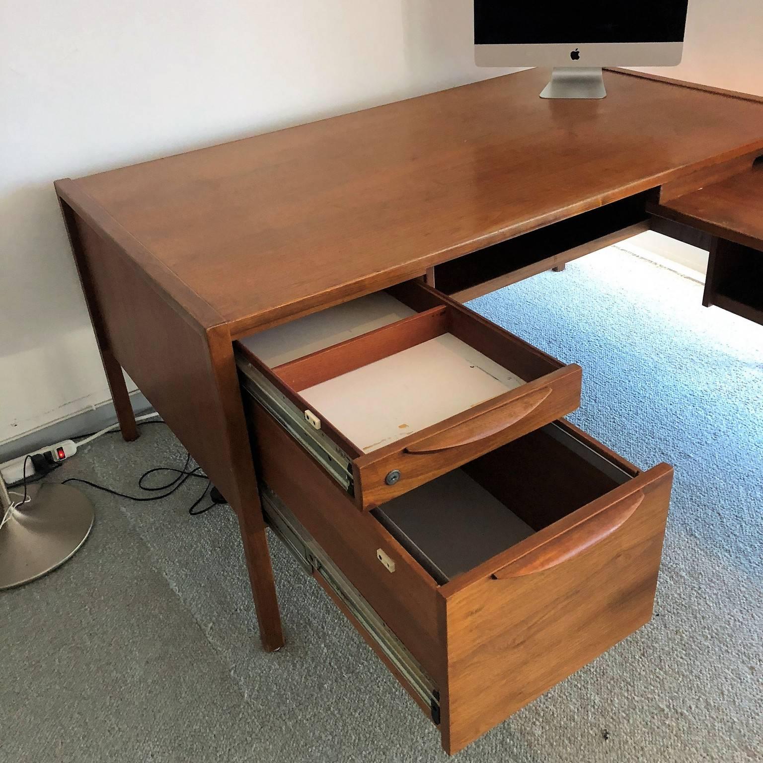 Midcentury American L-shaped designed desk by Jens Risom, teak wood with a under right side connected extension.
Finished back. Sculpted handles.
Great condition.