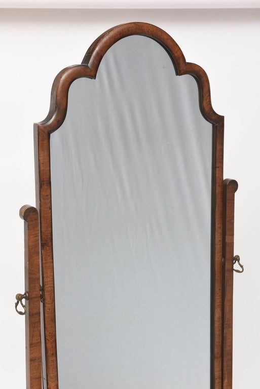 Classical Georgian style floor mirror, perfect for a dressing room or a bedroom. The frame is in mahogany, elegant design and refined craftsmanship.