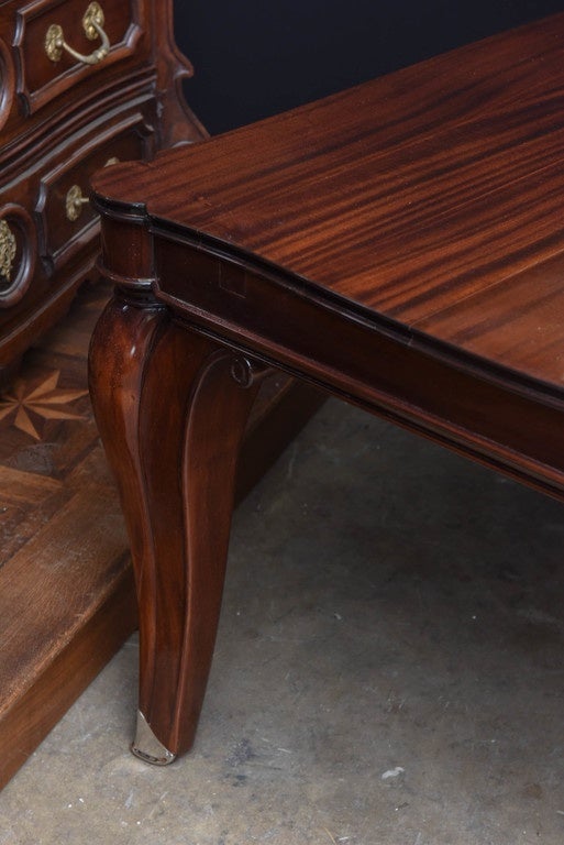 Art Deco in solid mahogany dining table, perfectly refinished.
Existing system for two extensions , it's possible to built two extensions.
Powefull design, typical from the French period 1940.
The quality of the wood is exceptional as well.
   