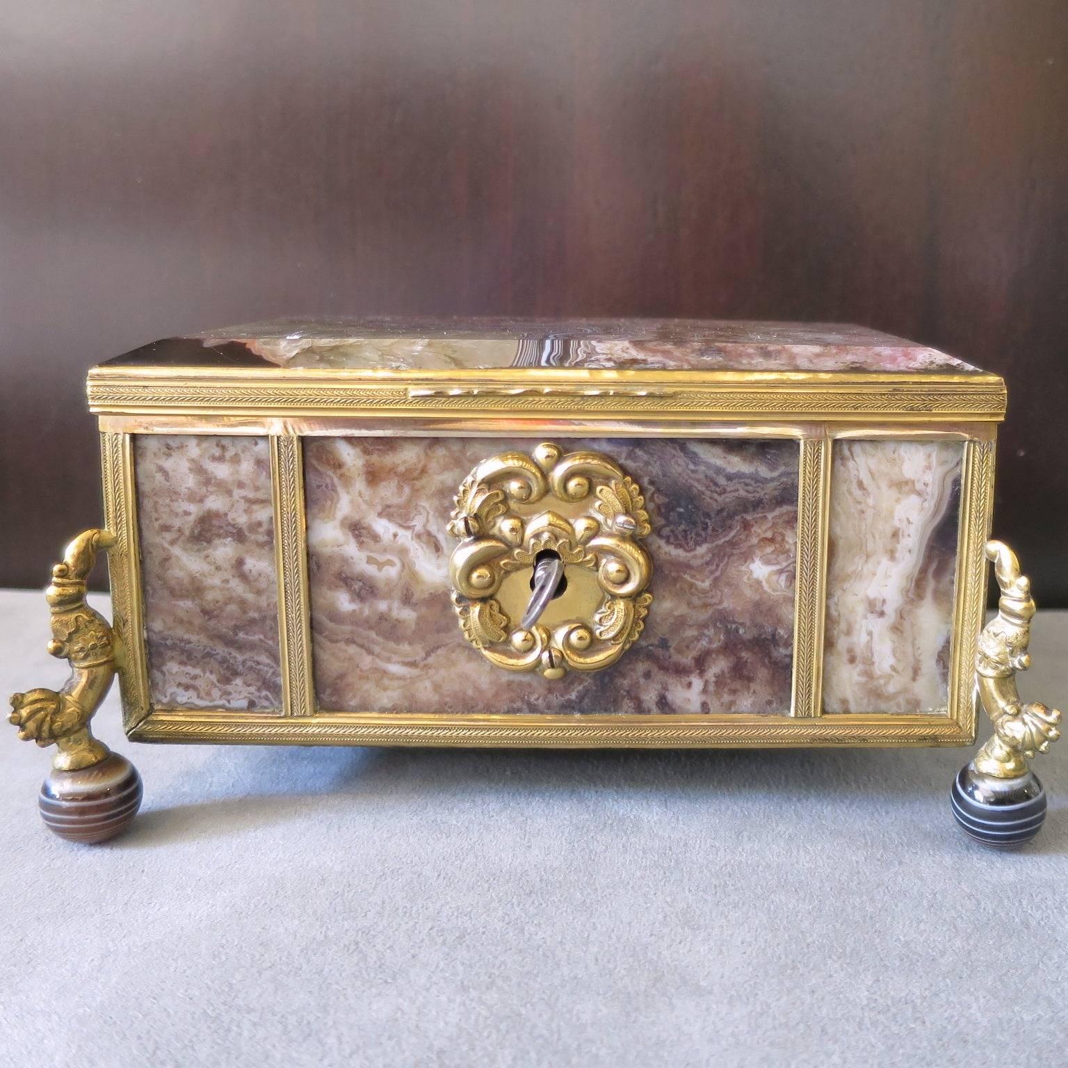 Decorative object.
Precious Casket, in Jasper .
Italian Jewelry box 19th century.
Dolphin shape feet, engraved golden bronze, ending by small Jasper Balls. Finely chopped lock in golden bronze.
The Jasper slices are crystalized in some spots