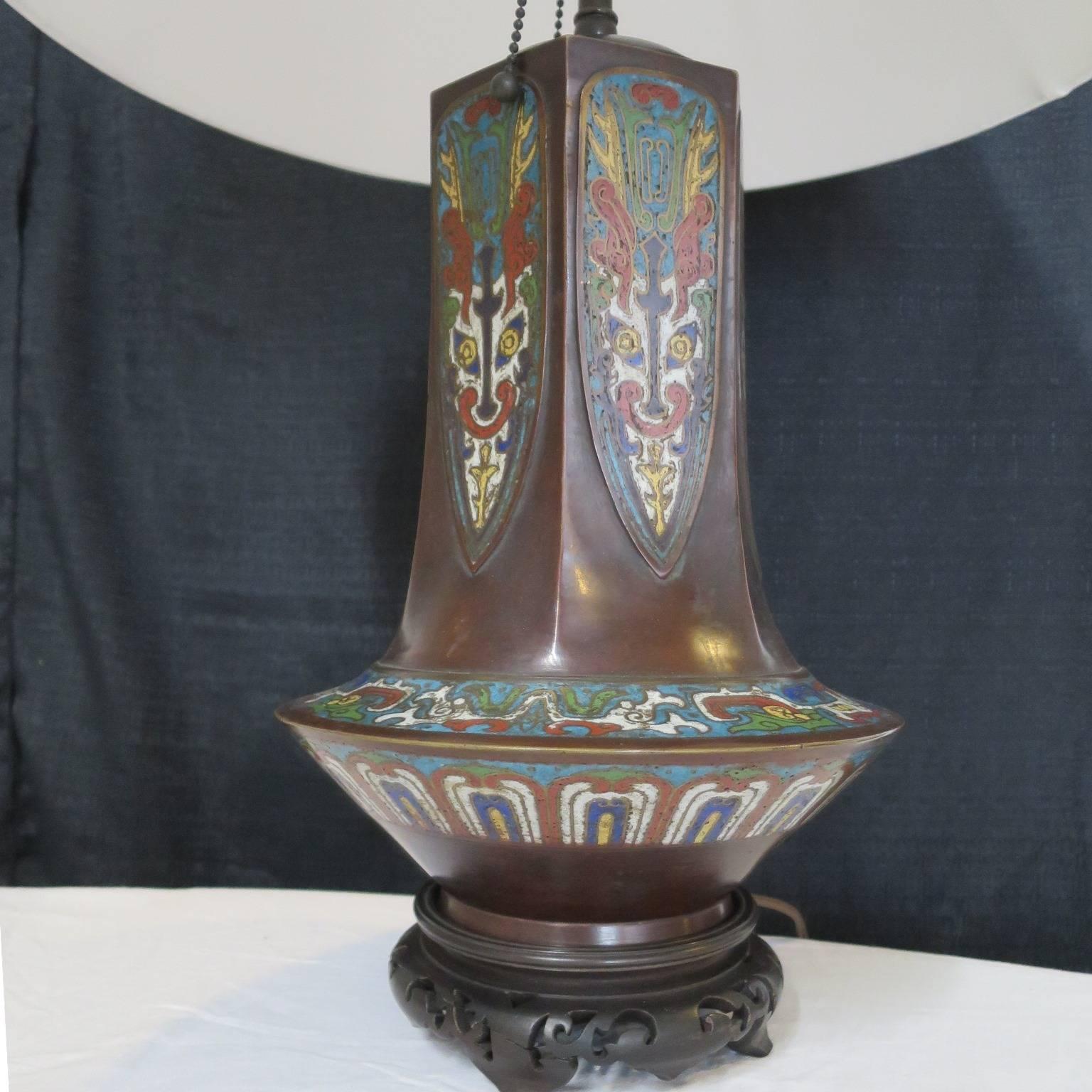 XVIIIe siècle Vase chinois en bronze émaillé cloisonné du 19e siècle monté en lampe de table en vente