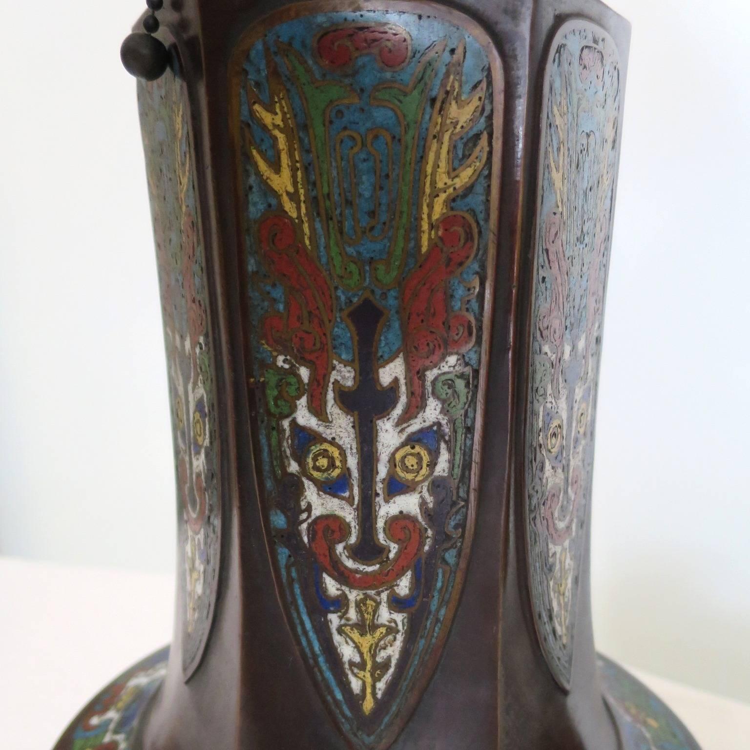 Chinois Vase chinois en bronze émaillé cloisonné du 19e siècle monté en lampe de table en vente