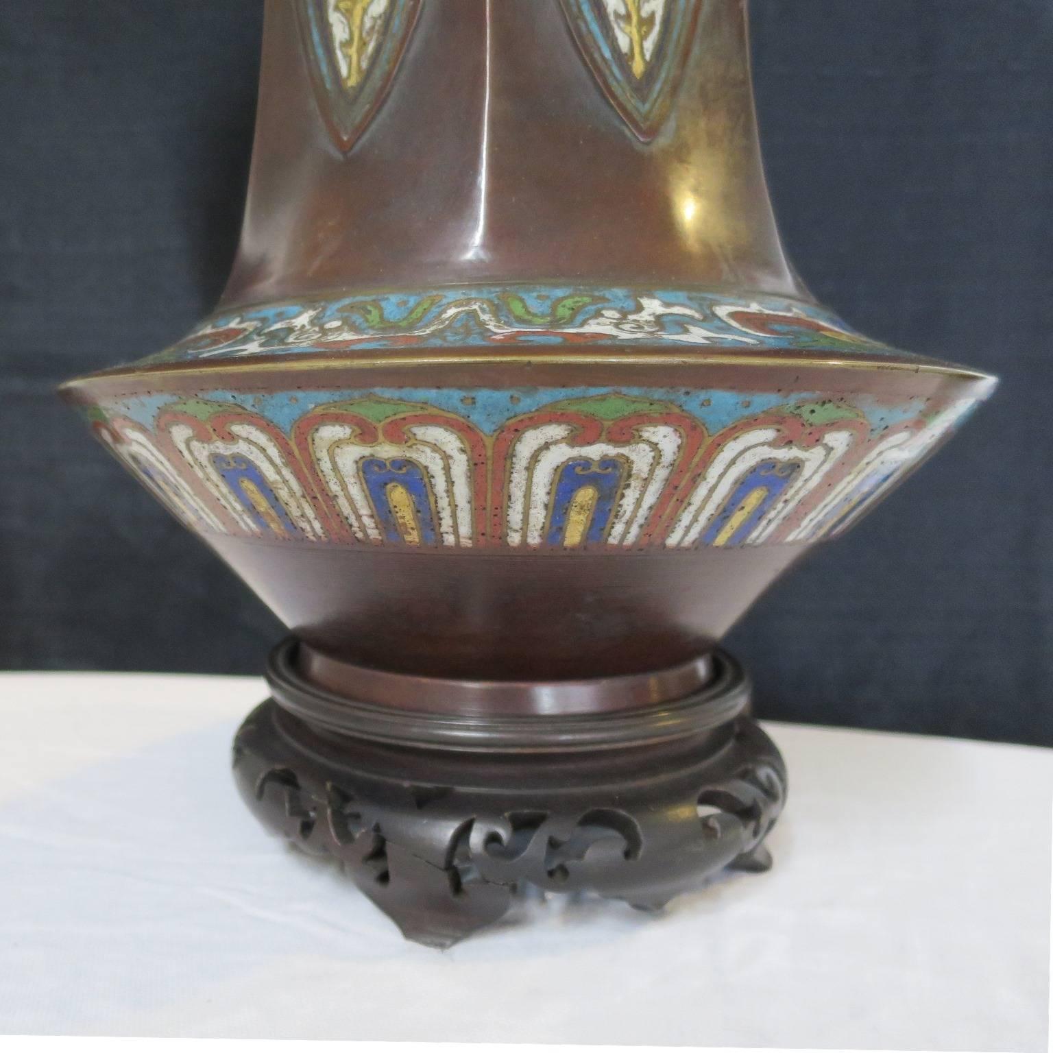 Bronze Vase chinois en bronze émaillé cloisonné du 19e siècle monté en lampe de table en vente