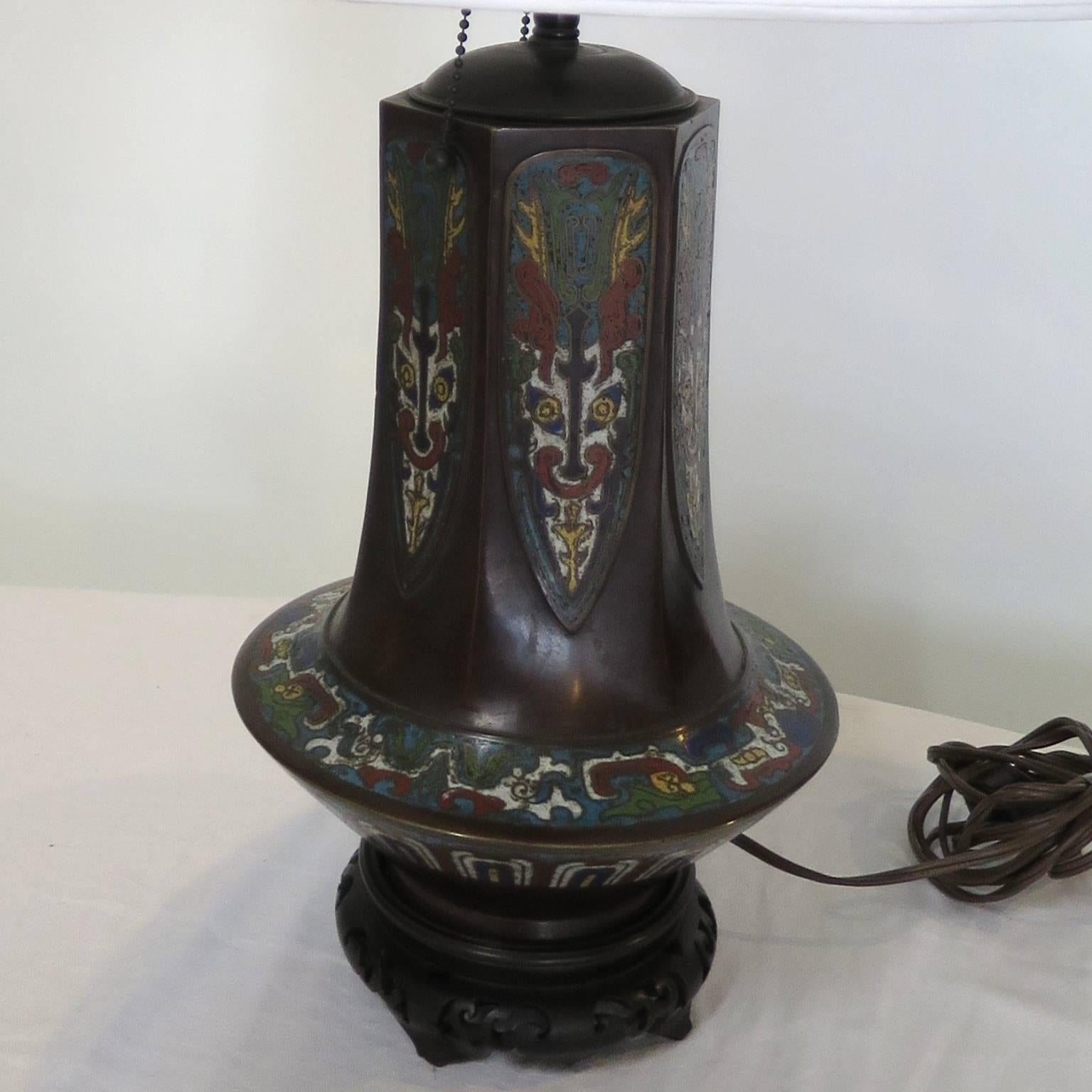 Exportation chinoise Vase chinois en bronze émaillé cloisonné du 19e siècle monté en lampe de table en vente
