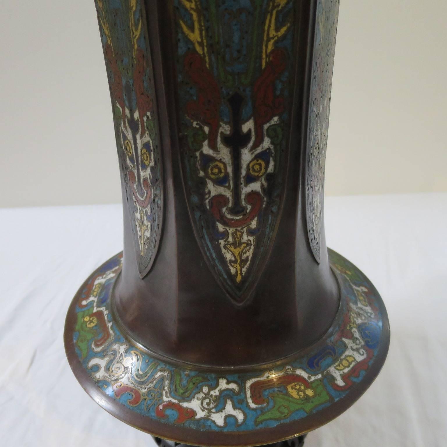 Vase chinois en bronze émaillé cloisonné du 19e siècle monté en lampe de table en vente 2