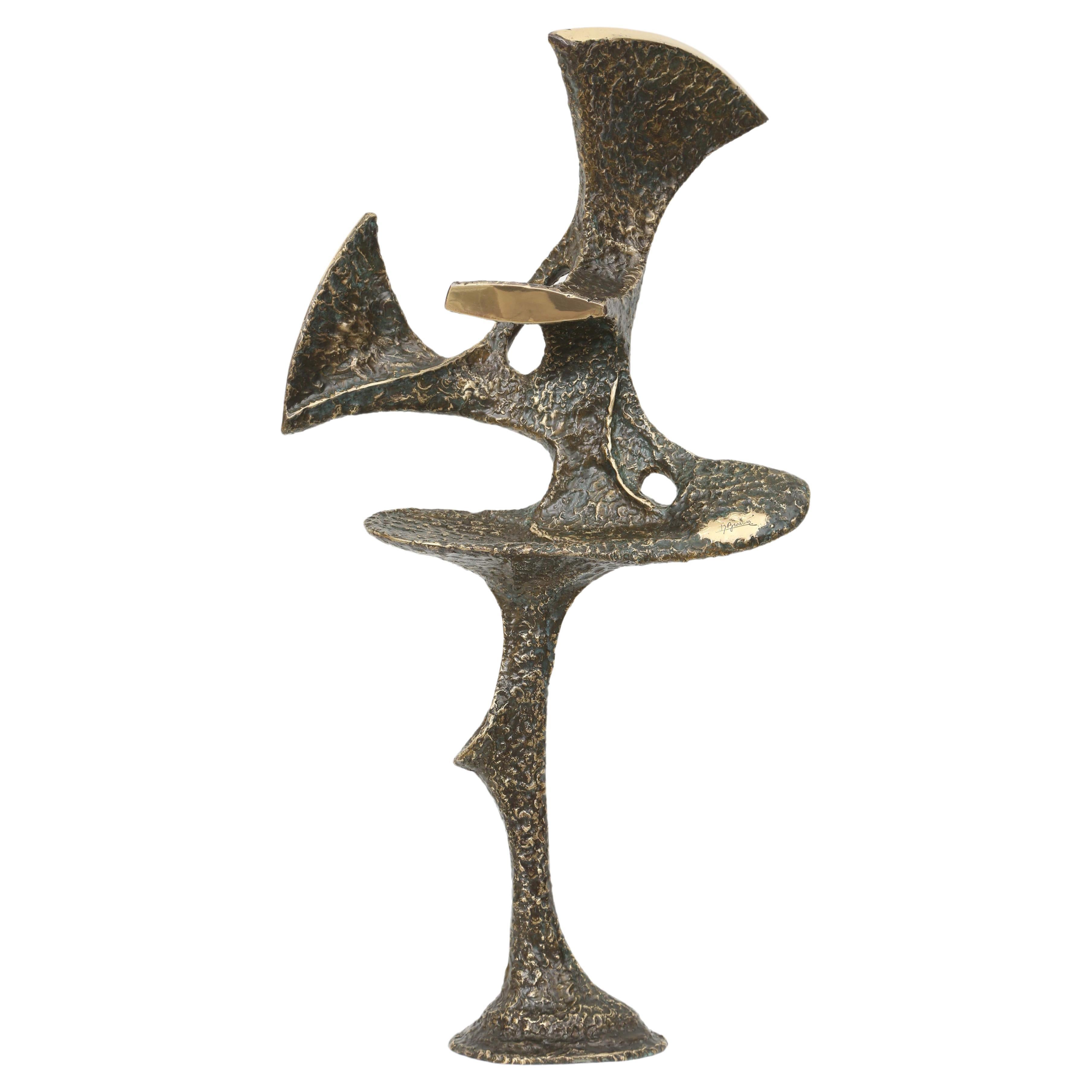 Pezzo unico, scultura astratta in bronzo, contrasta tra la patina verde lavorata e il bronzo lucido.
Design Mid-Century ben bilanciato, proporzioni perfette.
Pezzo firmato.
