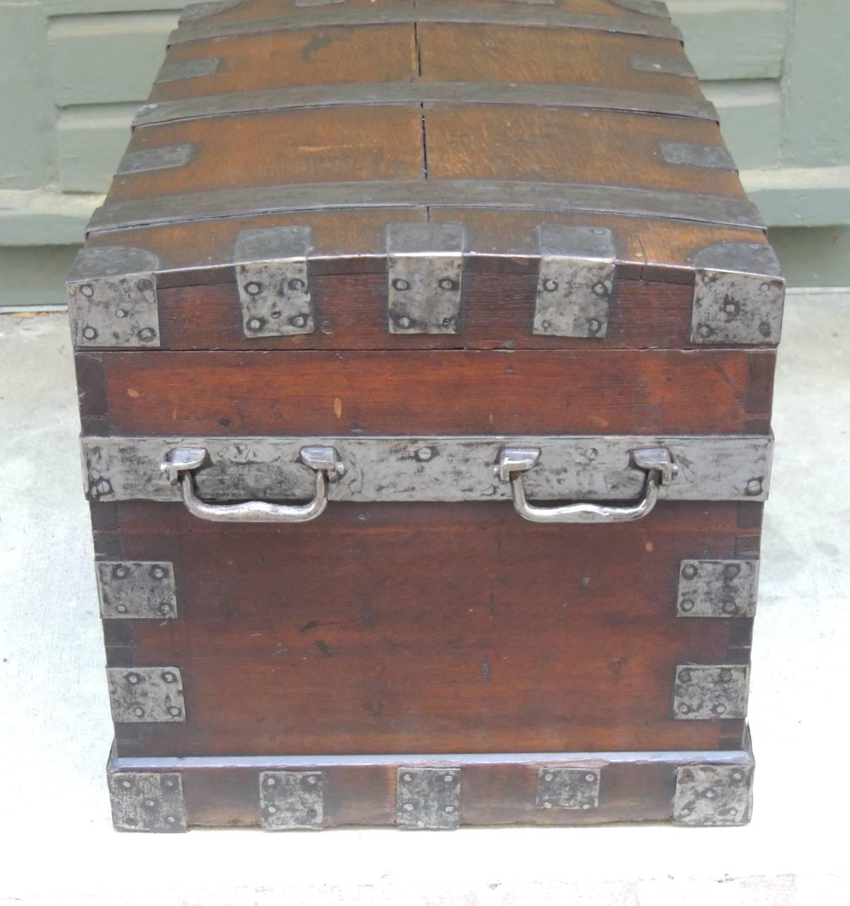 Mid 19th C English Oak Silver Chest with Double Lock In Good Condition In Charleston, SC