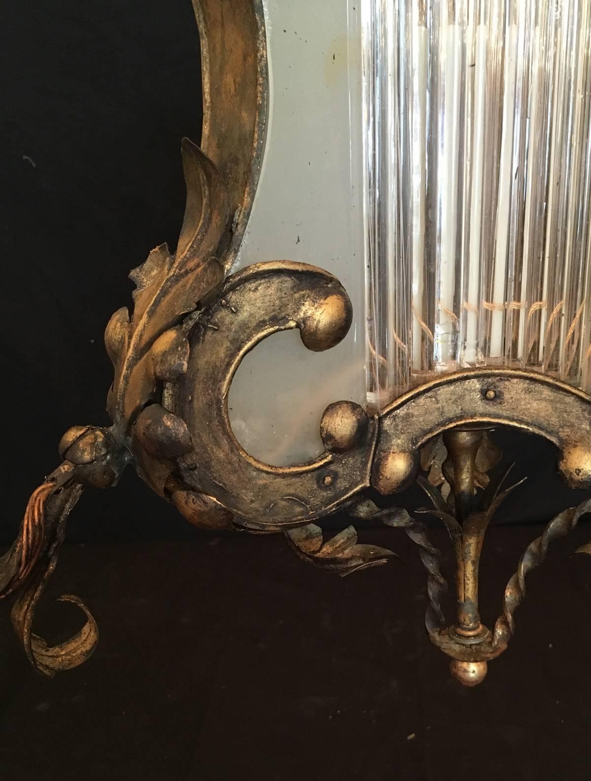 Lustre baroque vénitien du XVIIIe siècle en bois doré, tôle et verre Bon état à Charleston, SC