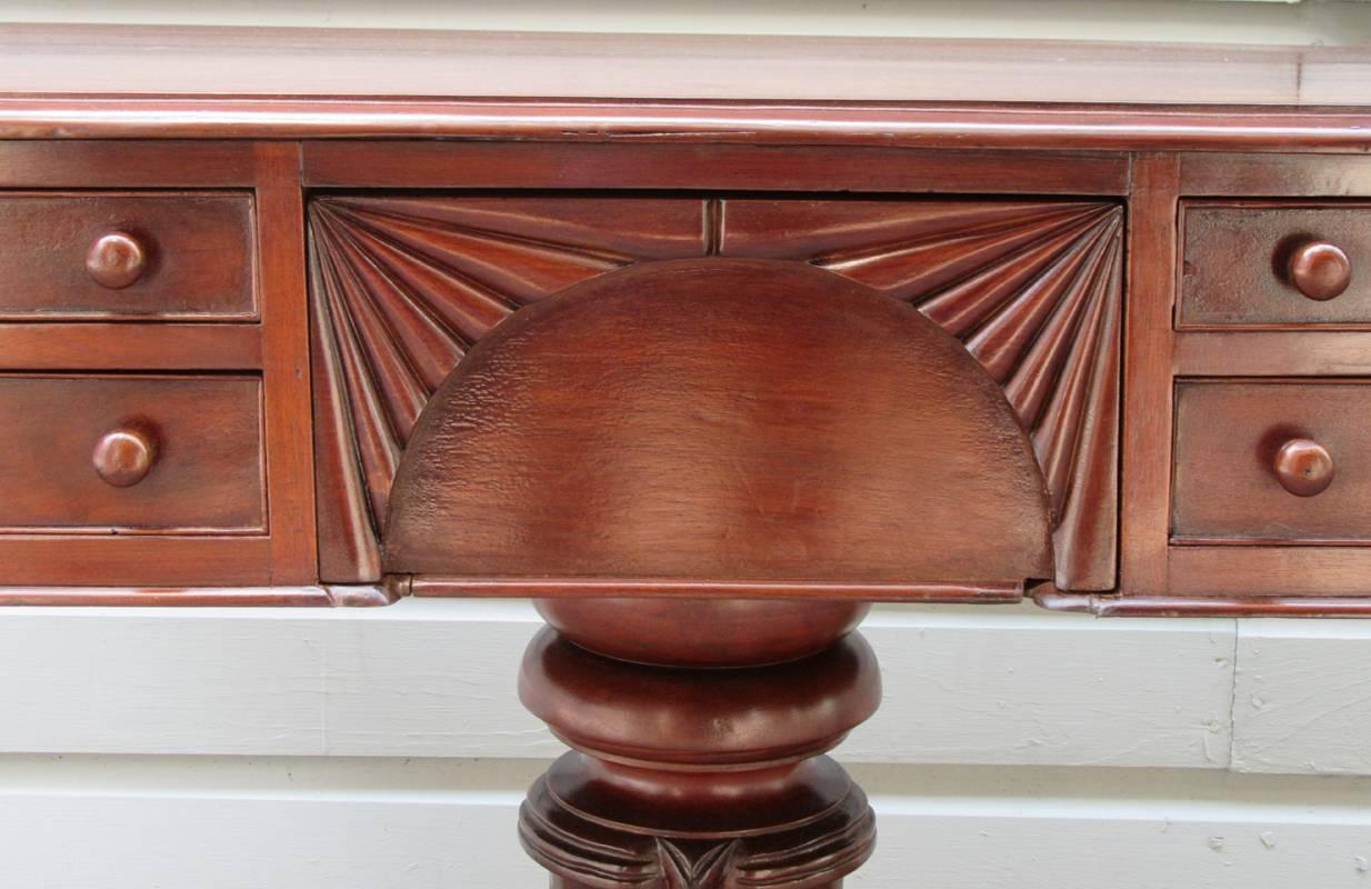 Jamaïquain Table de service à piédestal en acajou de style Régence des Caraïbes du début du XIXe siècle en vente
