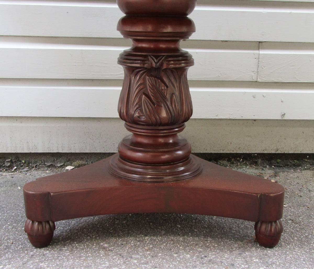 Table de service à piédestal en acajou de style Régence des Caraïbes du début du XIXe siècle en vente 2