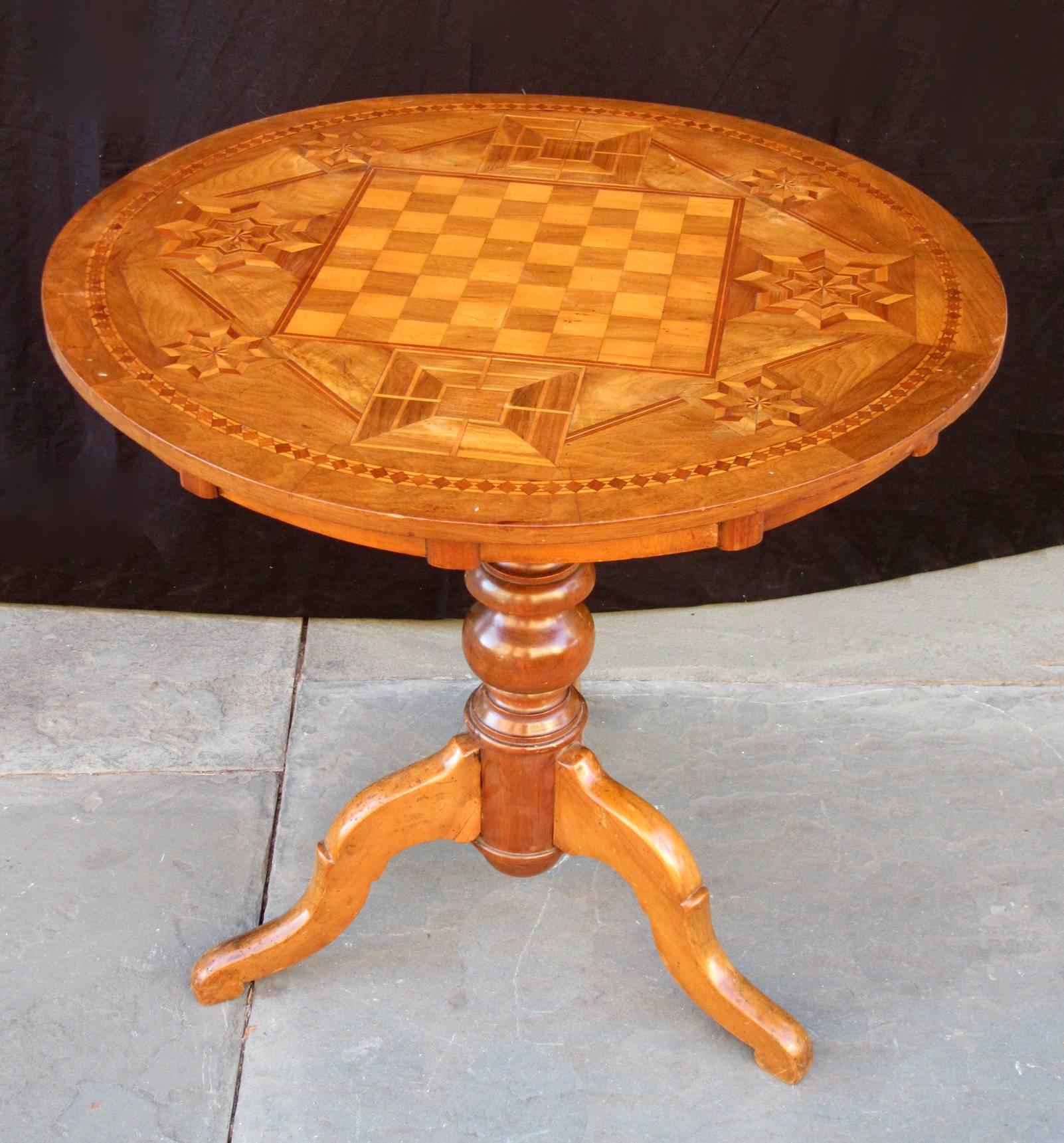 19th Century Italian Walnut Inlaid Chess Game Tilt Top Table In Excellent Condition In Charleston, SC