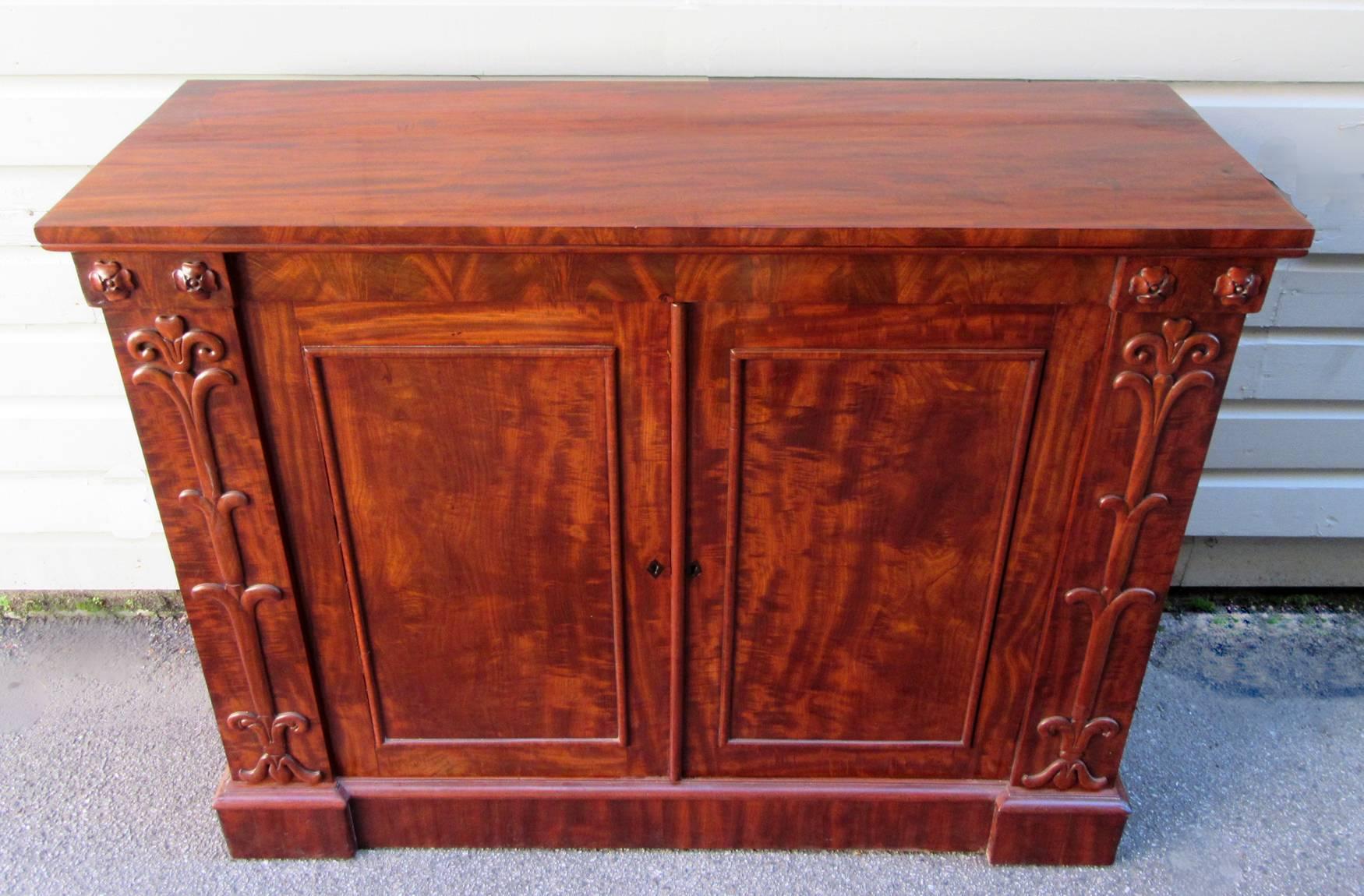 19th Century English Regency Mahogany Credenza with Egyptian Motifs In Excellent Condition In Charleston, SC