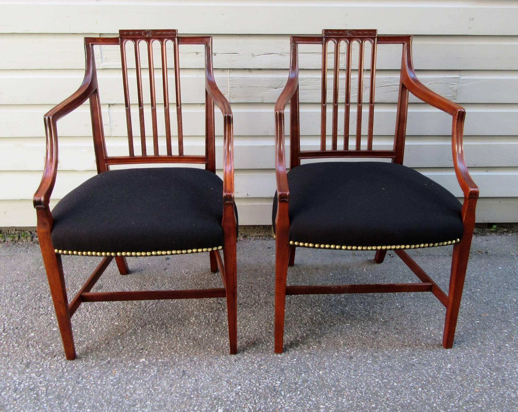 Set of Eight Late 18th Century English Hepplewhite Mahogany Dining Chairs In Excellent Condition In Charleston, SC