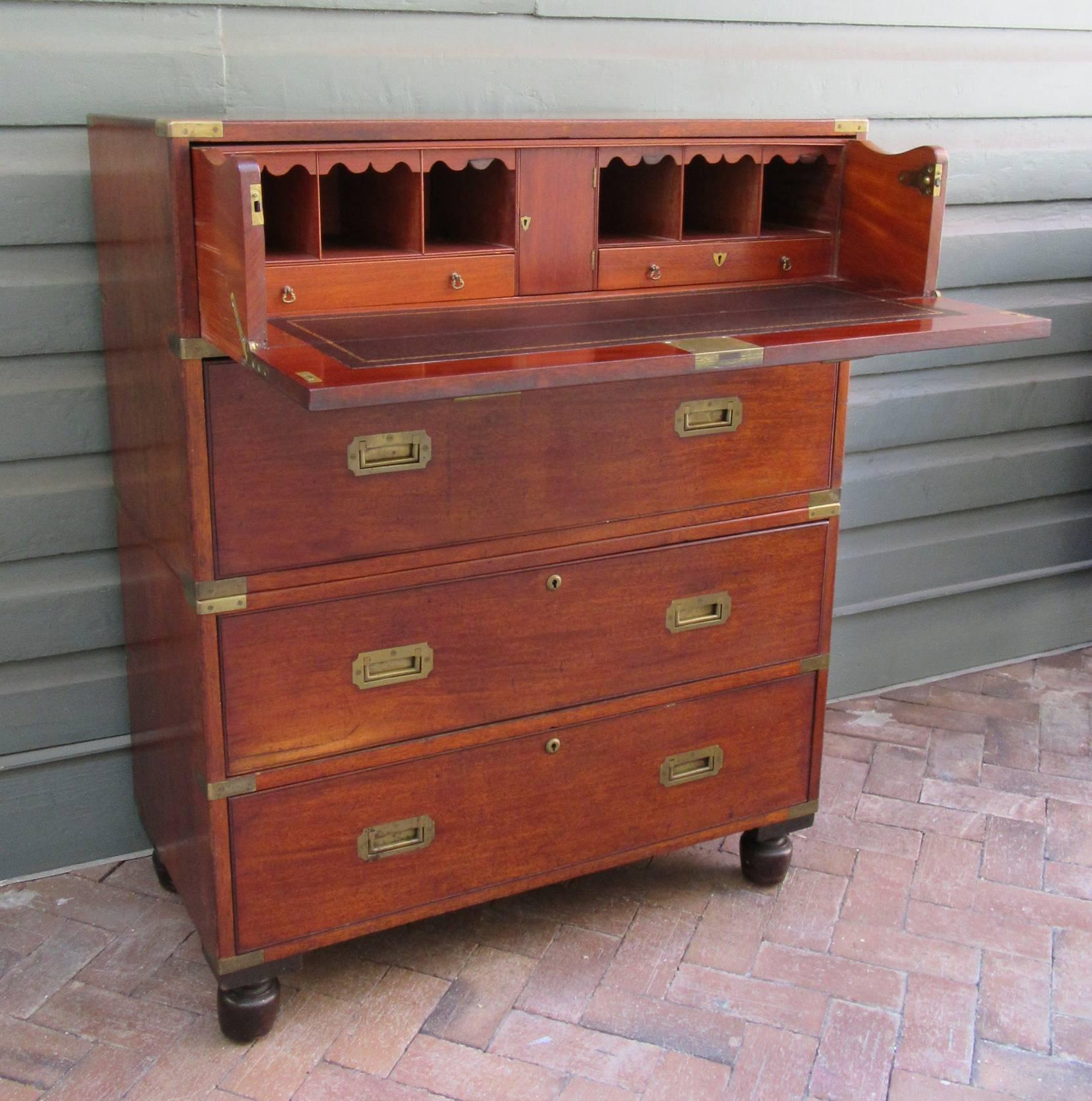 Early 19th Century English Campaign Mahogany Butler's Desk In Excellent Condition In Charleston, SC