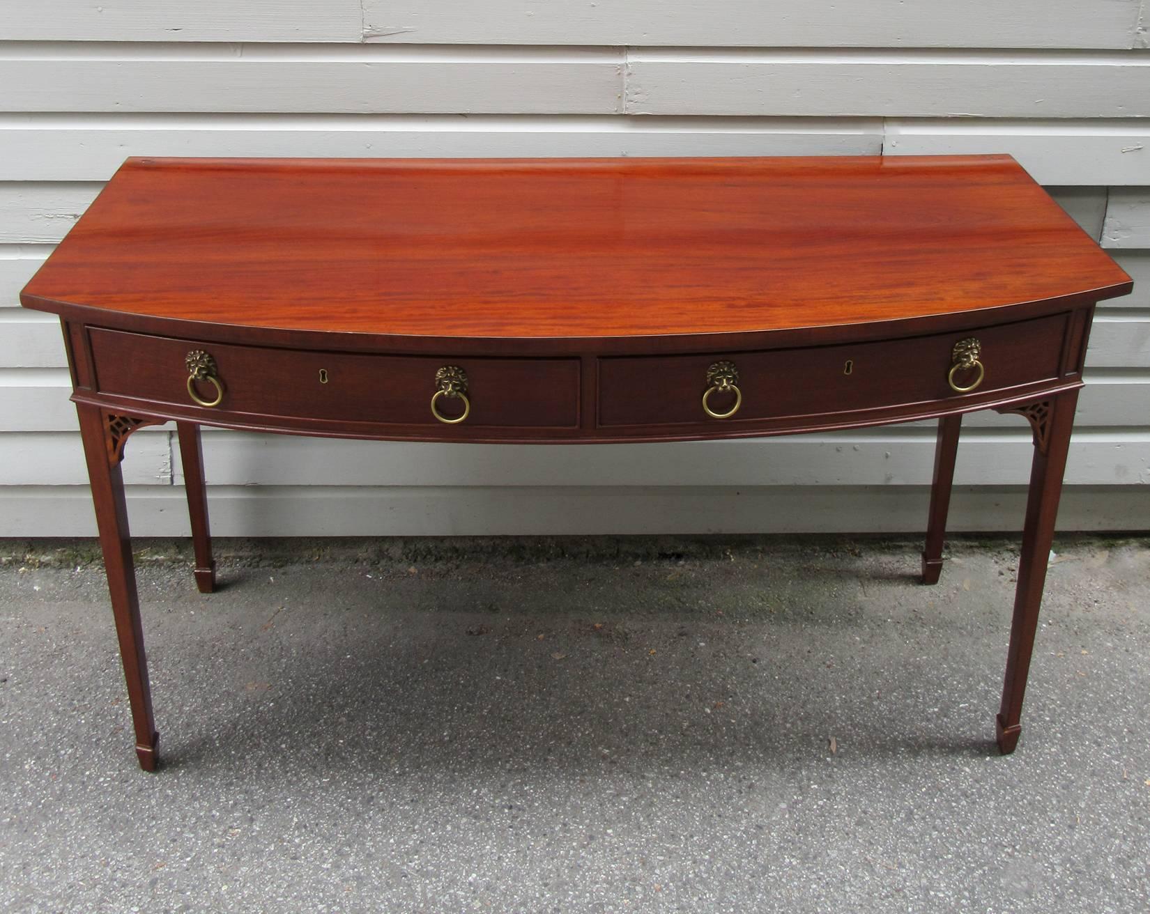 Early 19th Century English Hepplewhite Mahogany Bowfront Serving Table In Excellent Condition In Charleston, SC