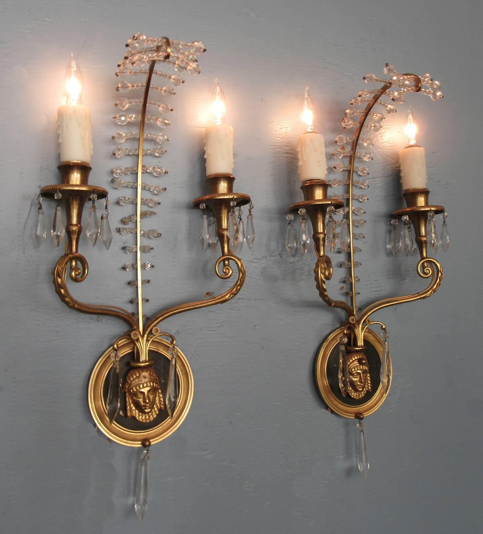 Apliques italianos de bronce egipcio y cristal de principios del siglo XX Patinado en venta