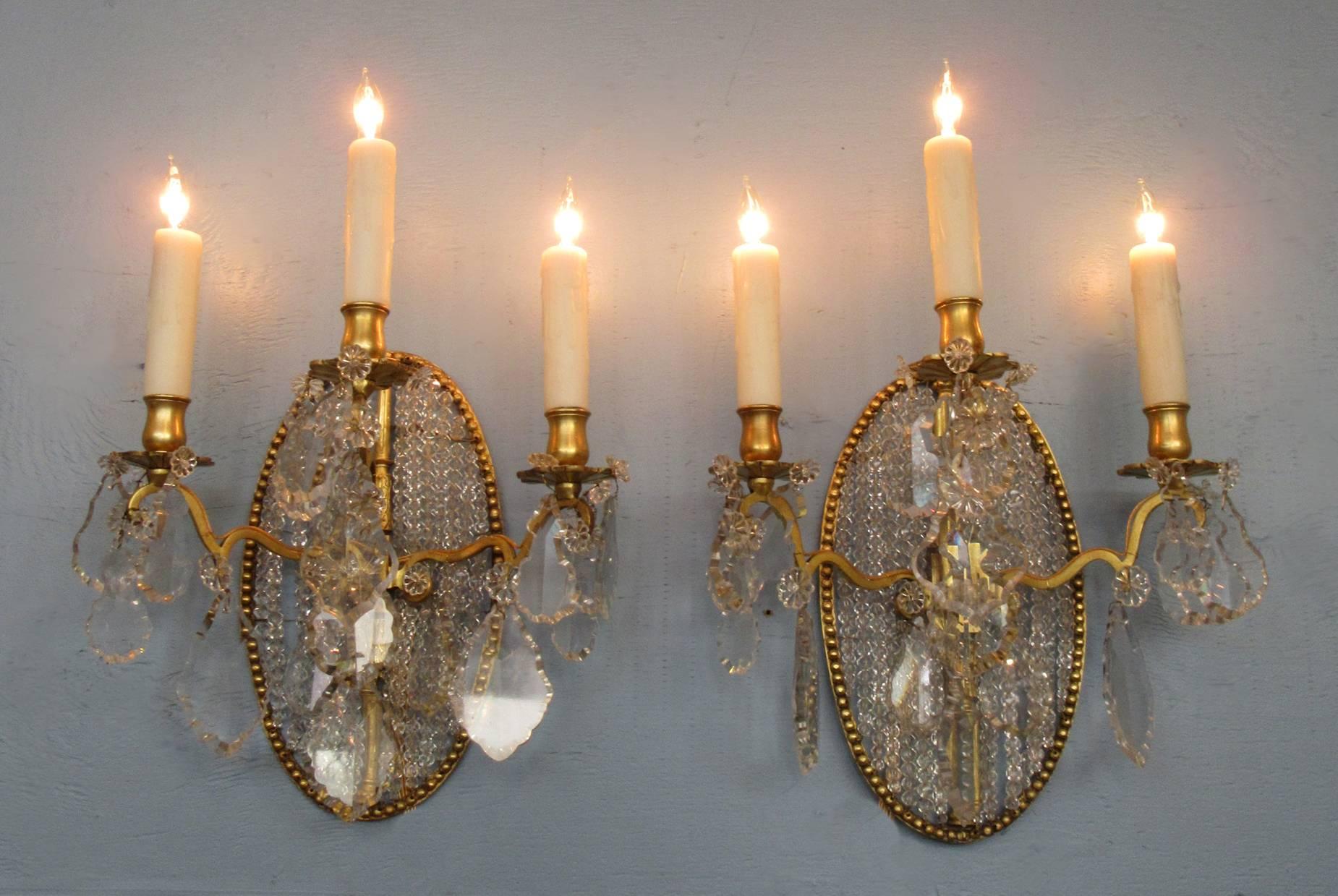 Paire d'appliques néoclassiques italiennes du début du XIXe siècle à dos médaillon en cristal en vente 1