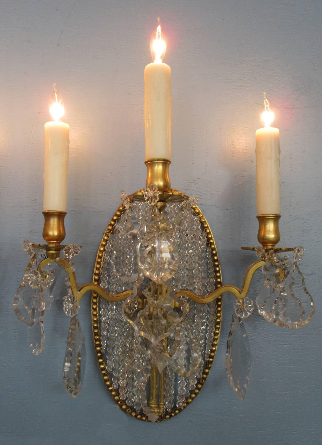 Bronze Paire d'appliques néoclassiques italiennes du début du XIXe siècle à dos médaillon en cristal en vente
