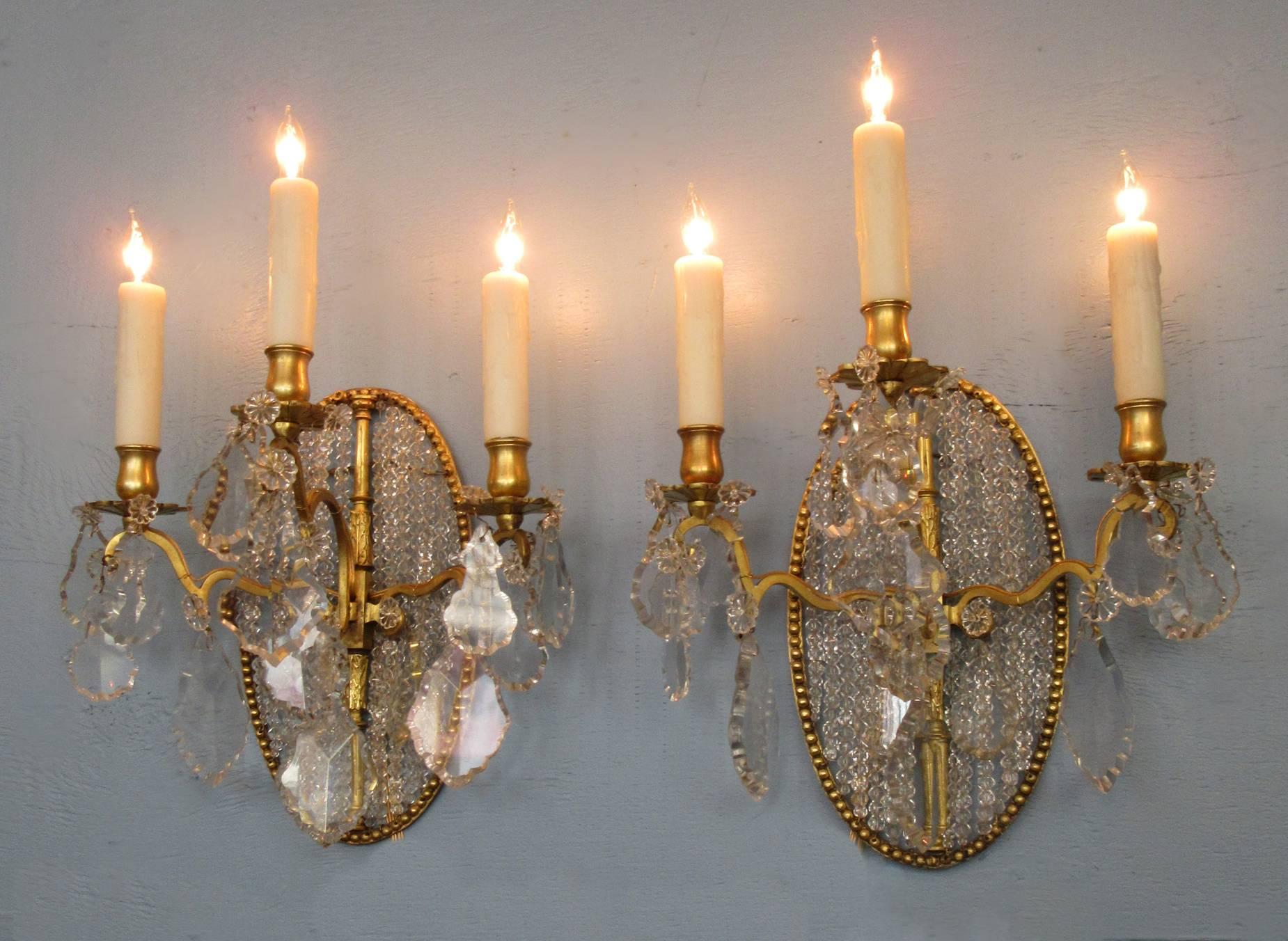 Paire d'appliques néoclassiques italiennes du début du XIXe siècle à dos médaillon en cristal en vente 2