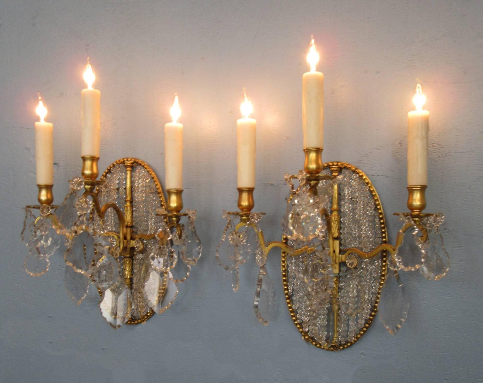 Doré Paire d'appliques néoclassiques italiennes du début du XIXe siècle à dos médaillon en cristal en vente