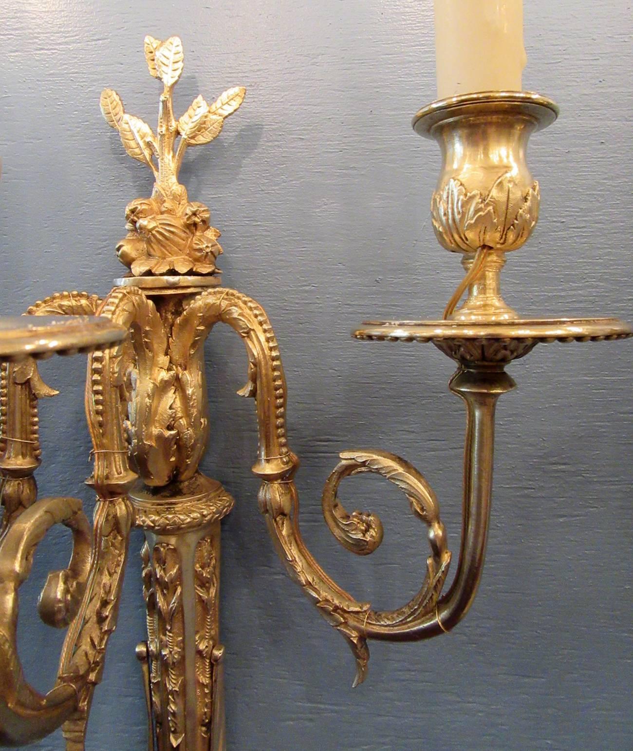 Paar französische Regence-Wandleuchter aus Bronze mit Trauben aus dem frühen 19. Jahrhundert (Vergoldet) im Angebot