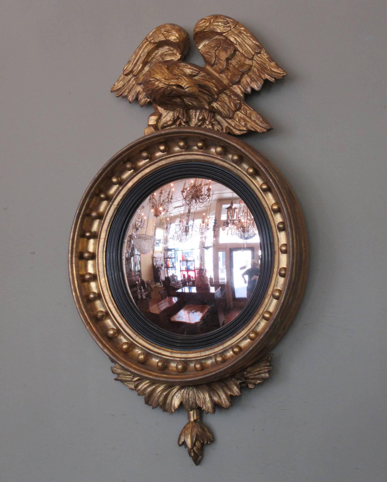Early 19th Century English Regency Giltwood Convex Mirror with Displayed Eagle In Excellent Condition In Charleston, SC