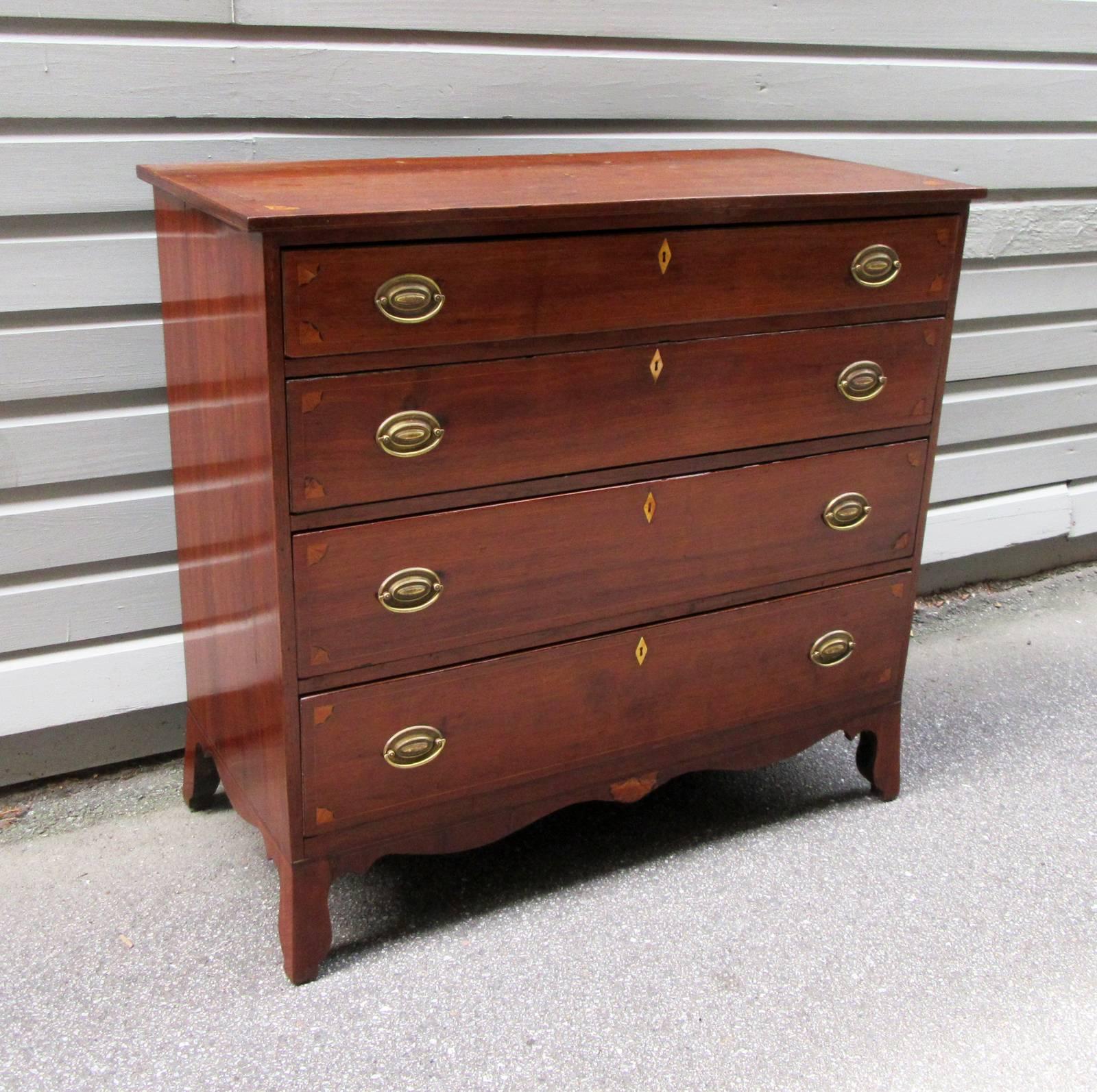 Early 19th Century Virginia Federal Walnut Chest of Drawers with Compass Inlay In Excellent Condition In Charleston, SC