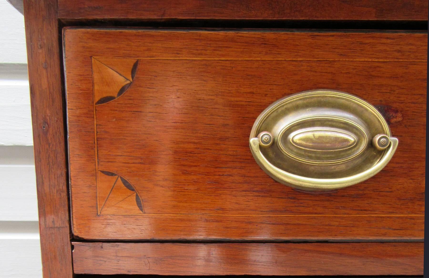 Early 19th Century Virginia Federal Walnut Chest of Drawers with Compass Inlay 3