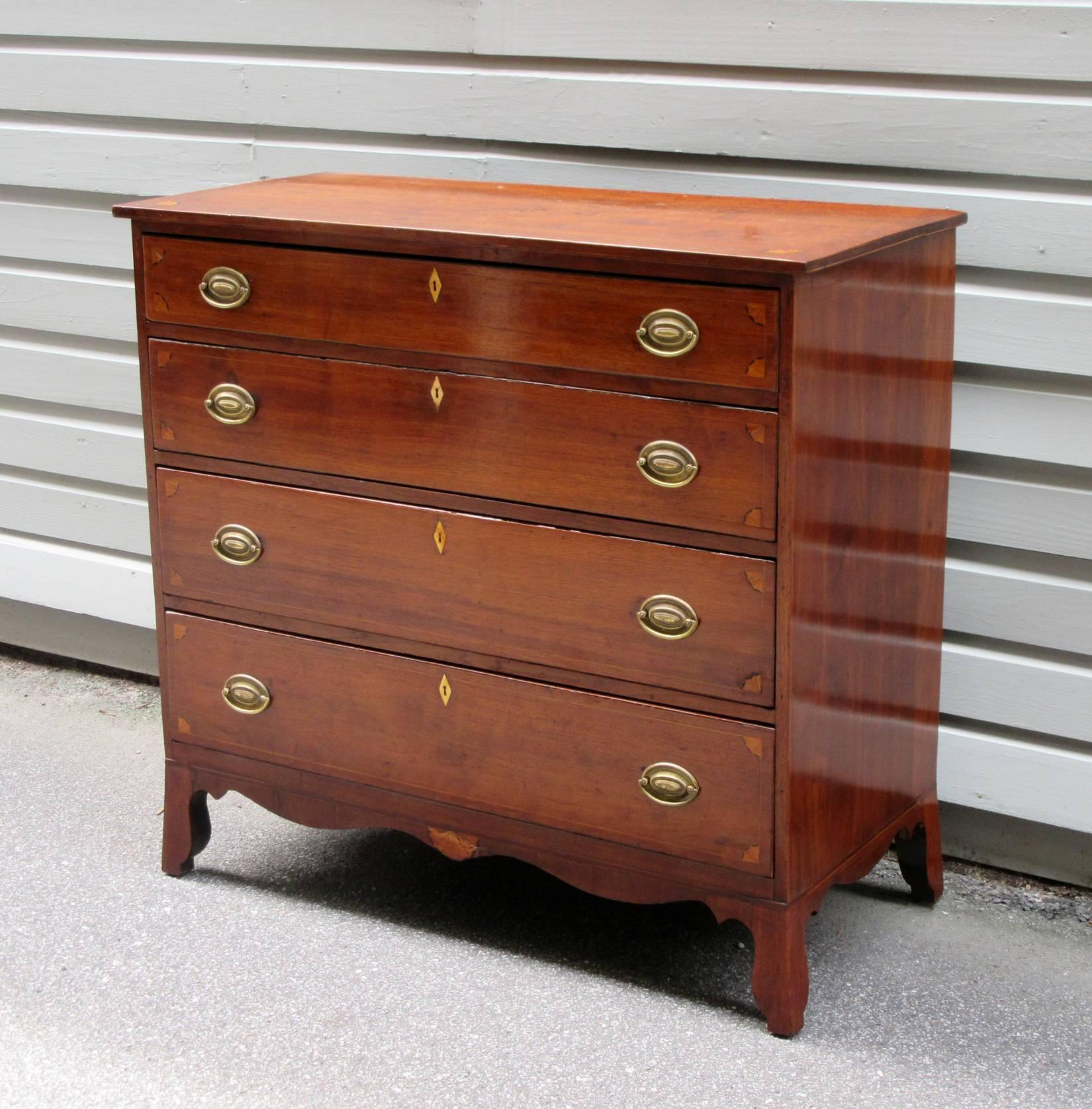 Early 19th Century Virginia Federal Walnut Chest of Drawers with Compass Inlay 5
