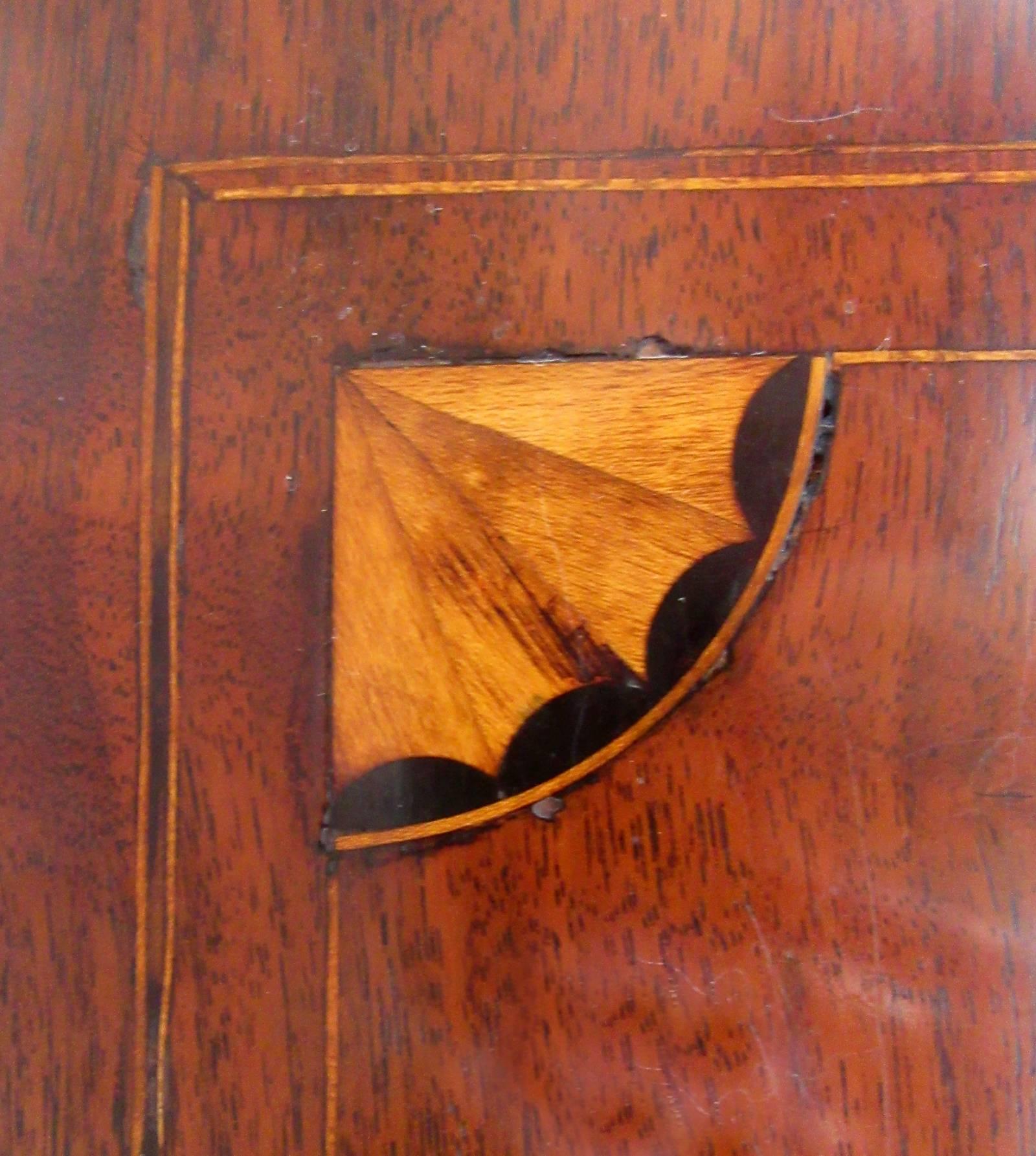 Early 19th Century Virginia Federal Walnut Chest of Drawers with Compass Inlay 4