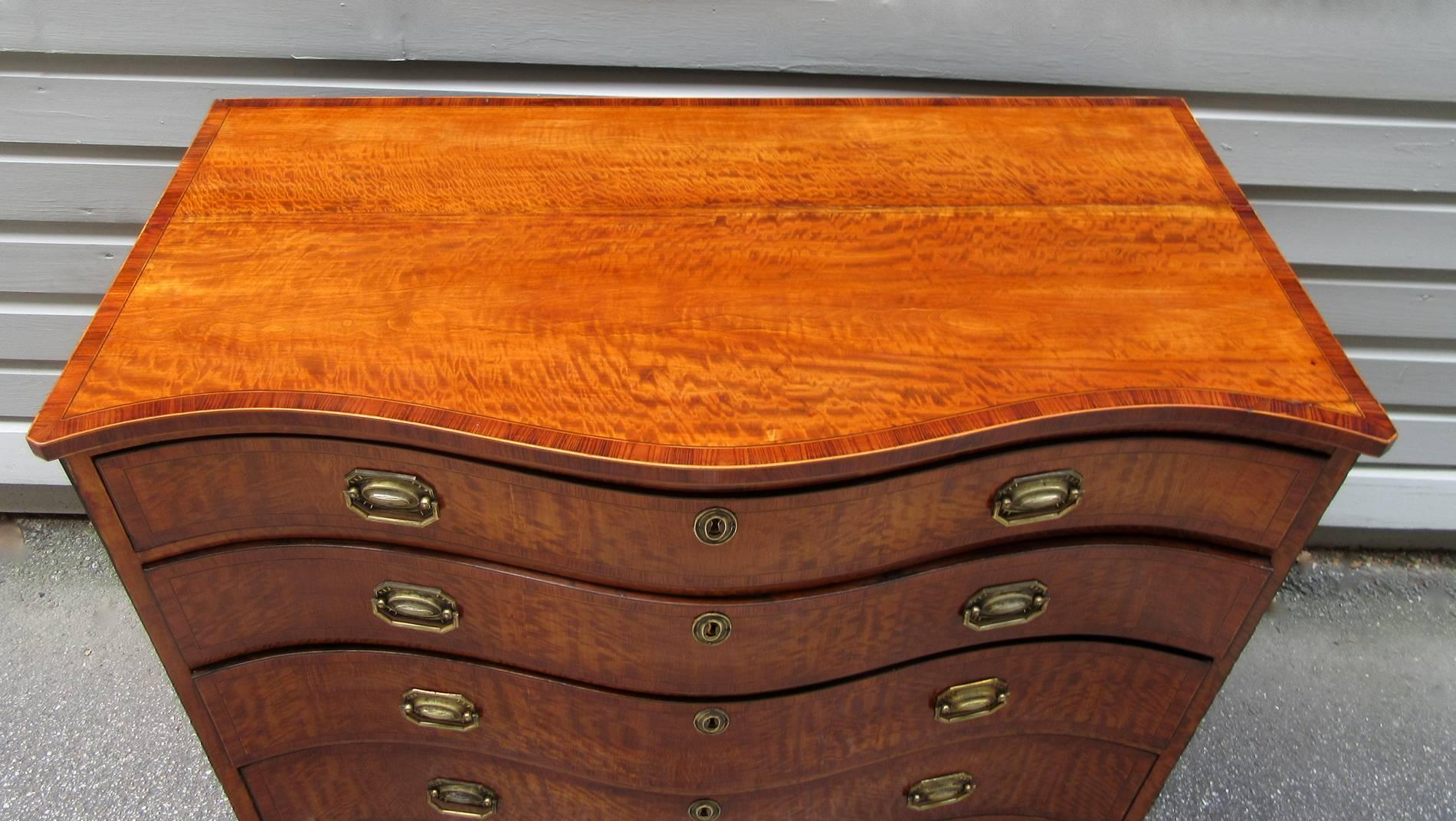 Late 18th Century English Georgian Satinwood Serpentine Chest of Drawers In Excellent Condition In Charleston, SC