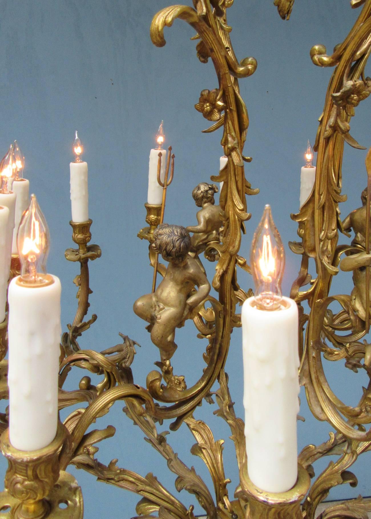 Early 20th Century French Louis XIV Bronze Doré Foliate and Putti Chandelier In Good Condition In Charleston, SC