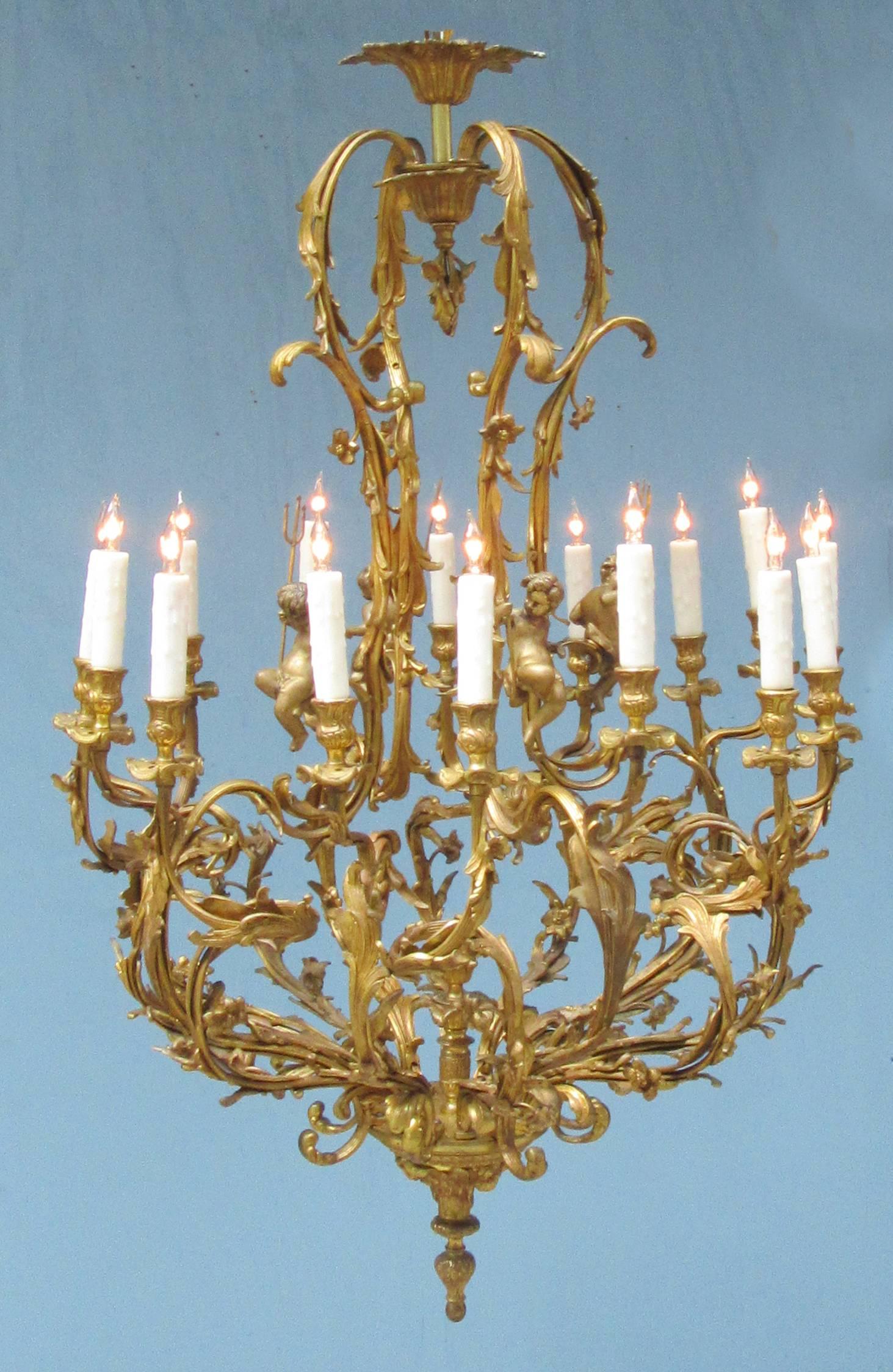 Early 20th Century French Louis XIV Bronze Doré Foliate and Putti Chandelier 5