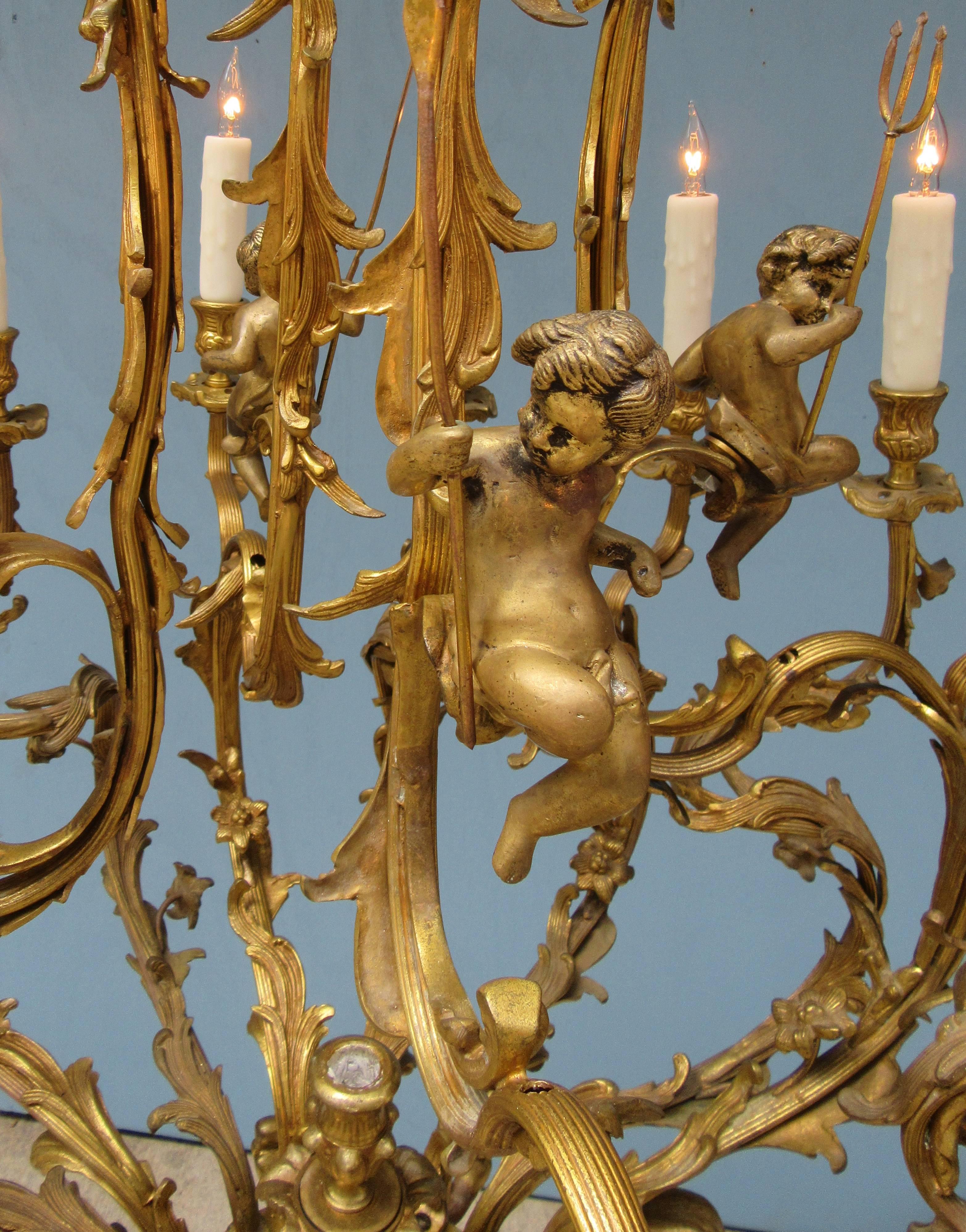 Early 20th Century French Louis XIV Bronze Doré Foliate and Putti Chandelier 3