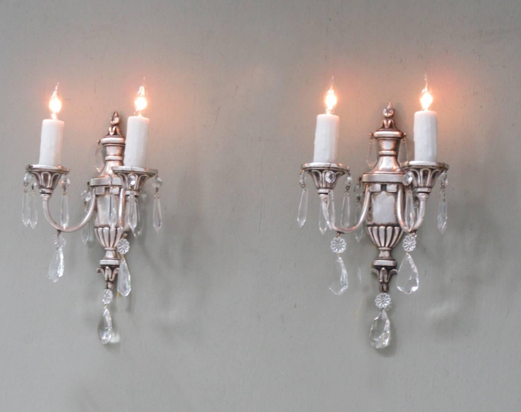 Early 20th Century Italian Neoclassical Silvered Bronze Urn and Crystal Sconces 4