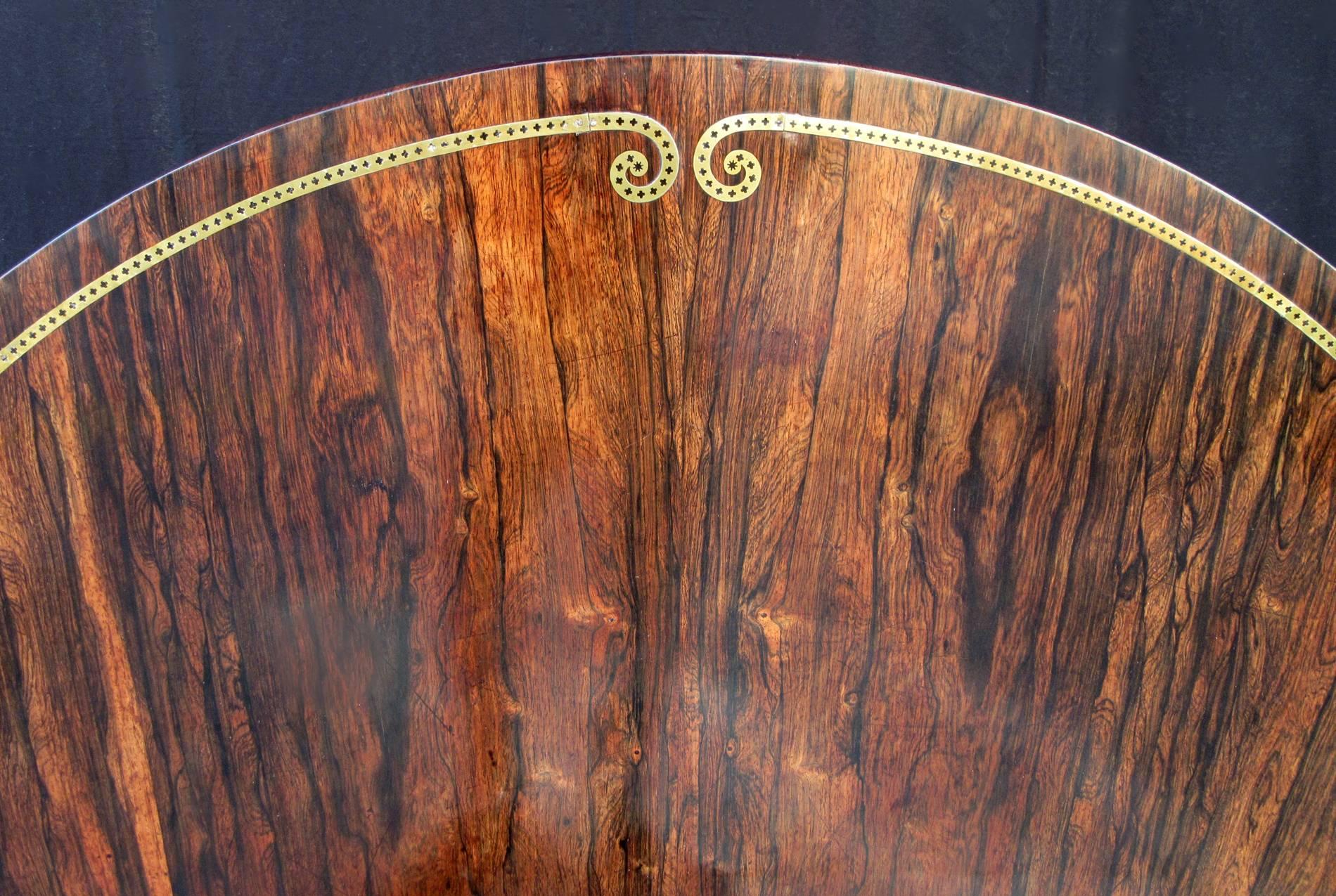 Mesa de desayuno de palisandro de la Regencia inglesa del siglo XIX con patas de garra doradas en venta 2
