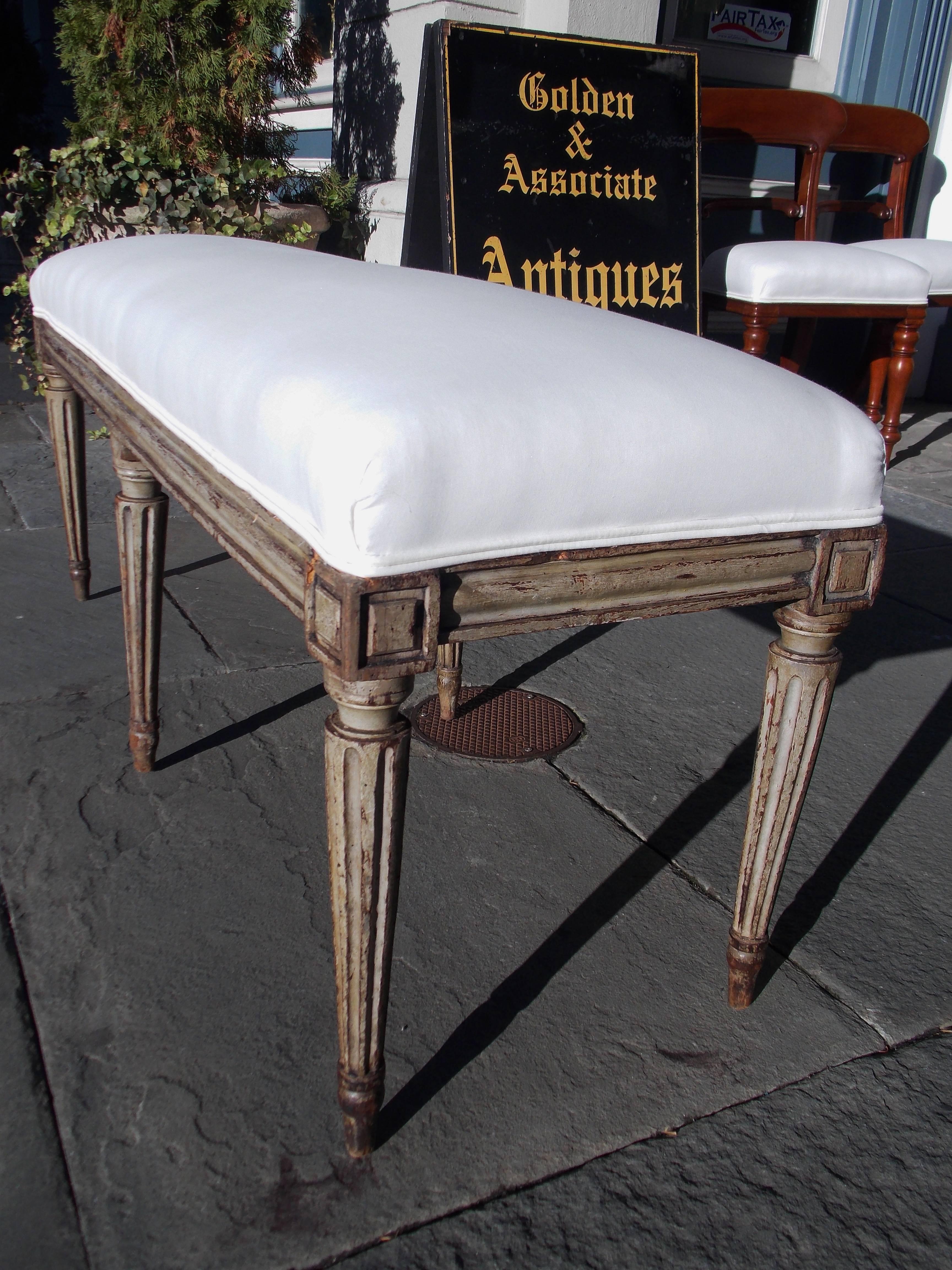 French Painted and Carved Wood Upholstered Bench, Circa 1780 In Excellent Condition In Hollywood, SC
