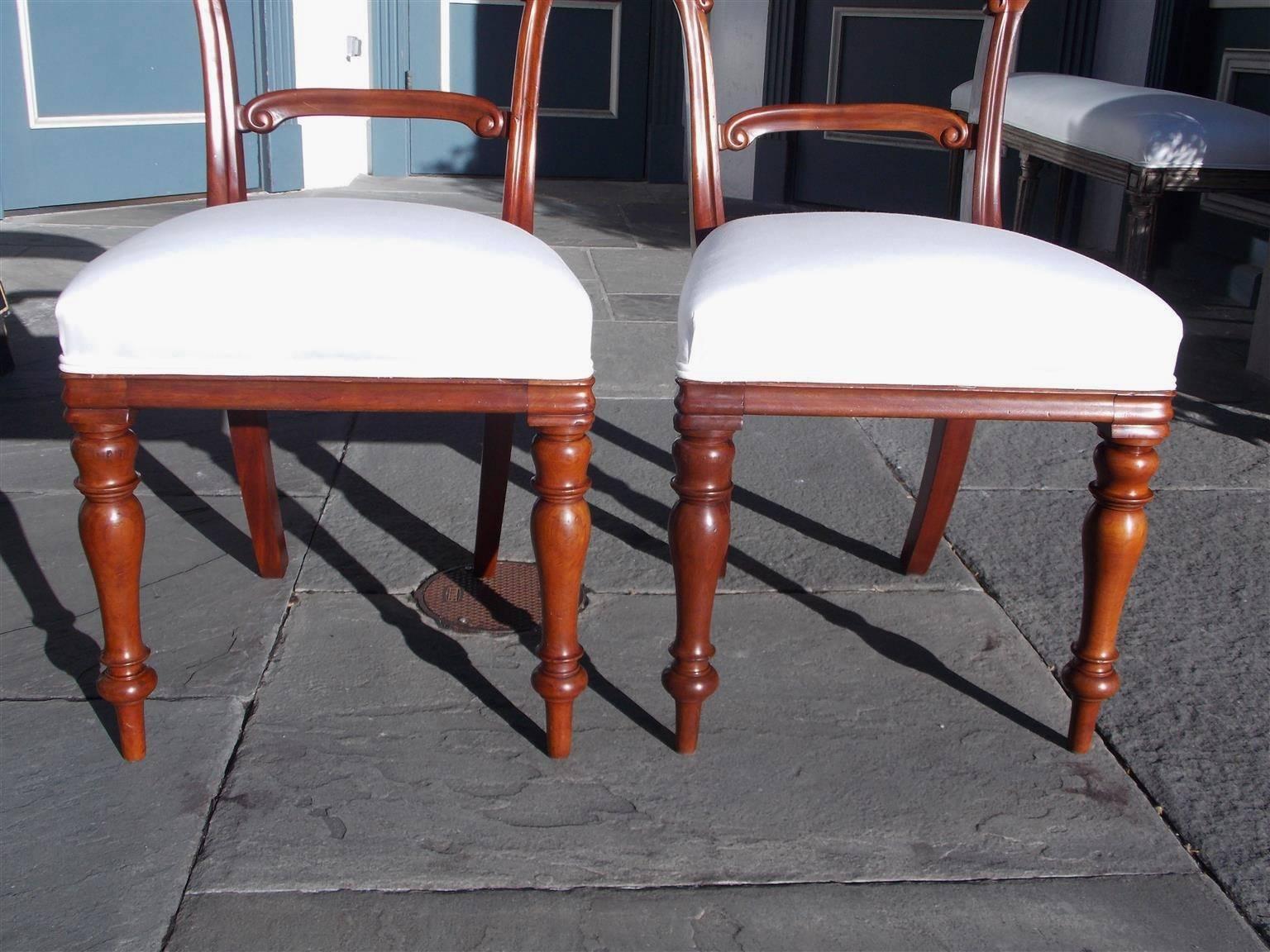 Paar englische Mahagoni-Regency-Beistellstühle aus der Regency-Zeit, um 1820 (Handgewebt) im Angebot