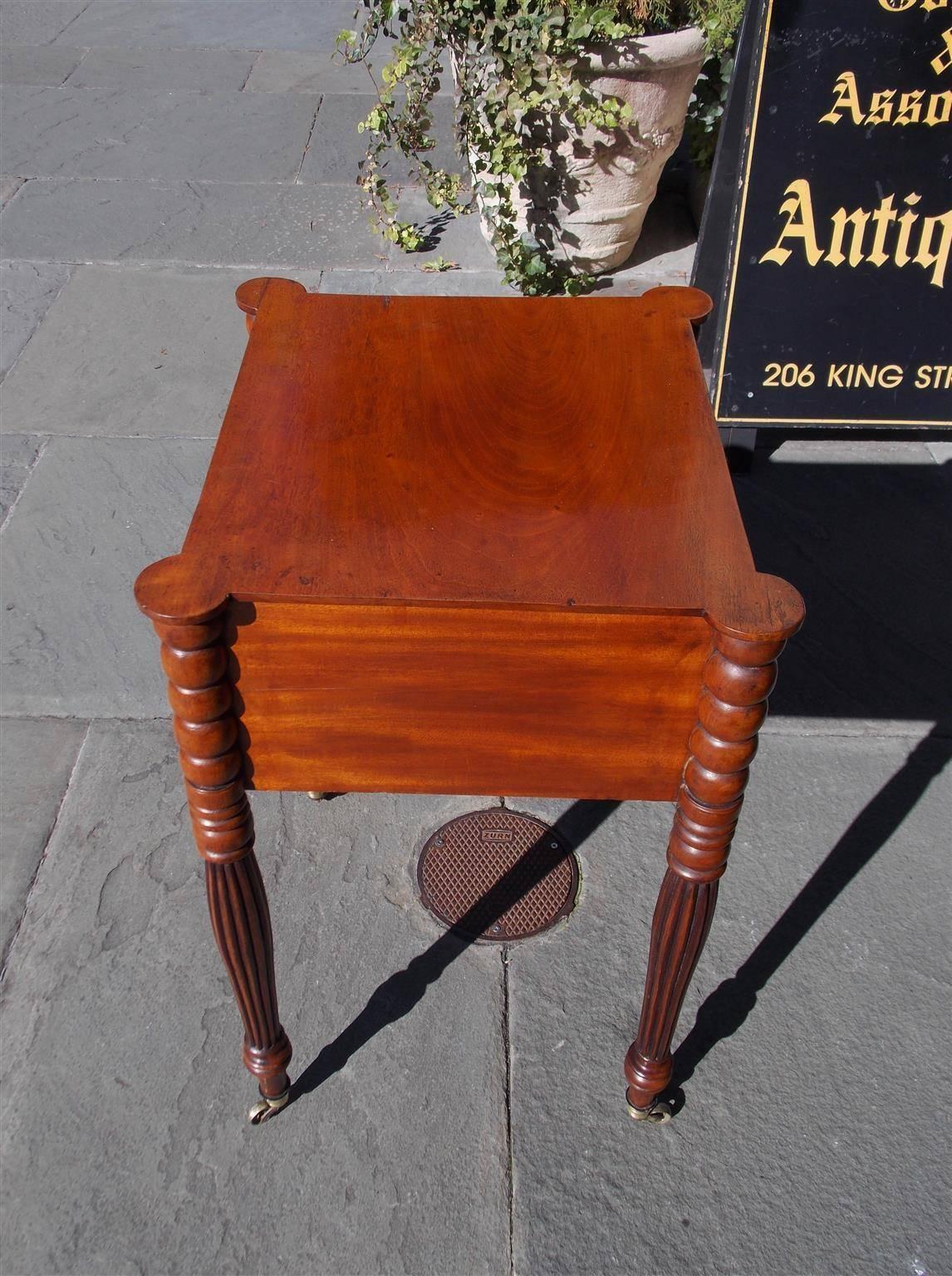 American Mahogany and Tiger Maple Outset Corner Stand with Reeded Legs, C. 1810 In Excellent Condition In Hollywood, SC