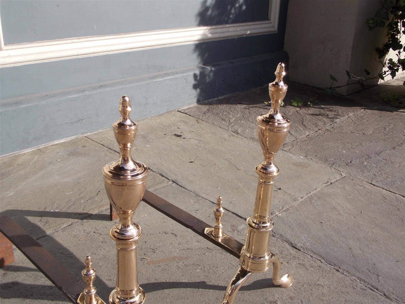 Pareja de morillos de metal con remate de urna, Filadelfia, circa 1770 colonial estadounidense en venta