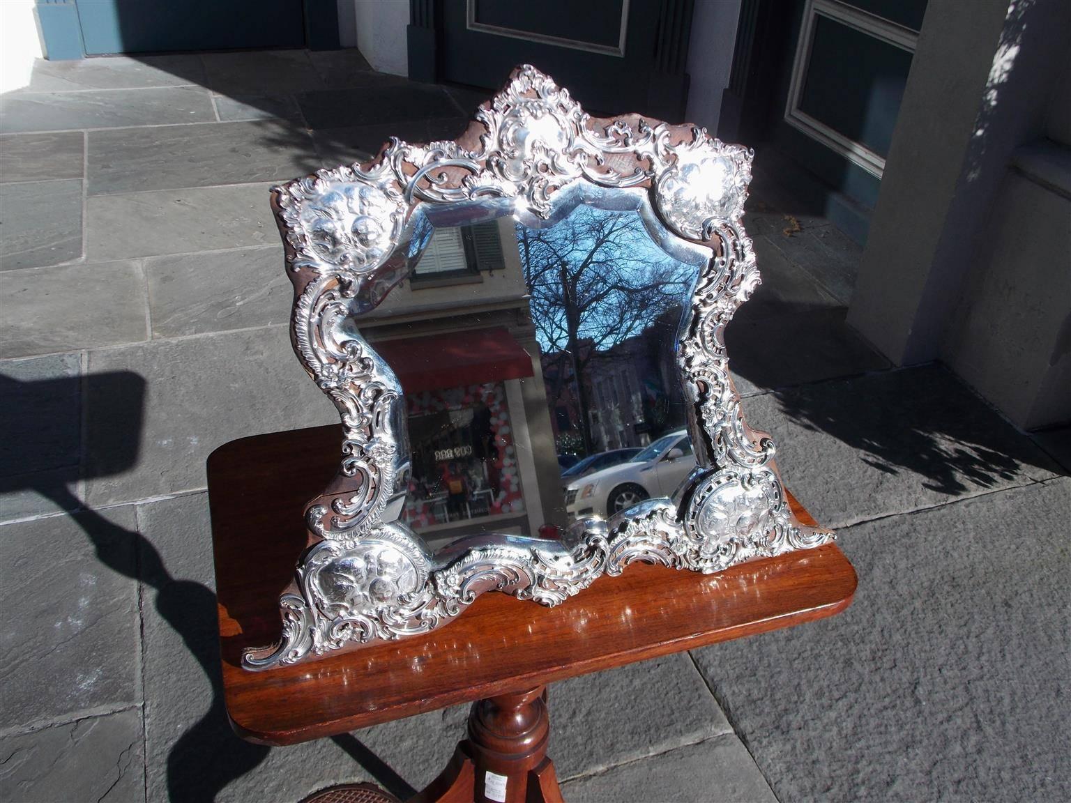 Giorgio III Specchio da toeletta in argento sterling con cherubino alato, circa 1770 in vendita