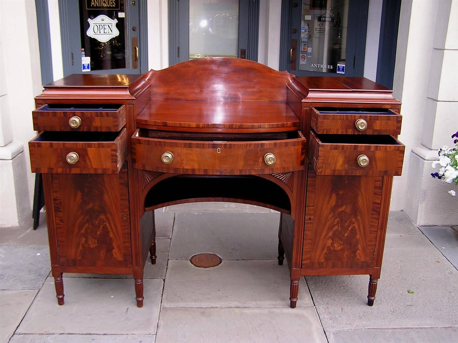 American Sheraton Mahogany Sideboard with Flanking Cabinets, Circa 1820 In Excellent Condition For Sale In Hollywood, SC