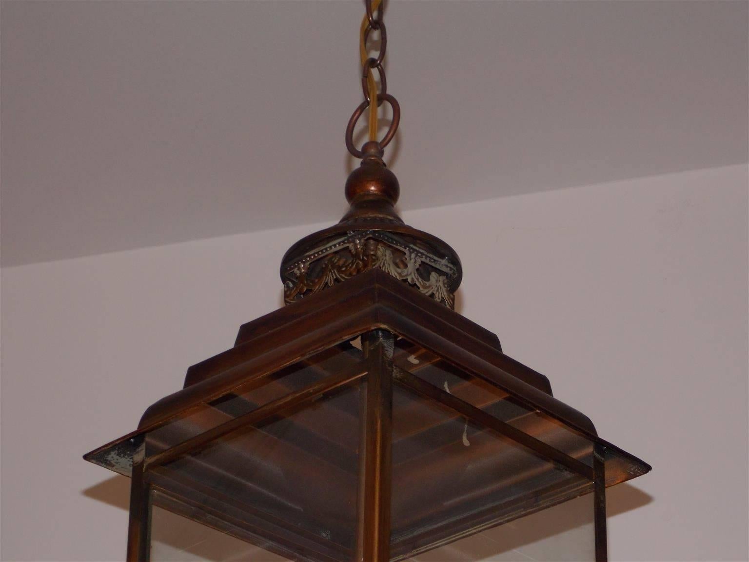 Englische englische hängende Glaslaterne aus lackiertem Zinn, 20. Jahrhundert (Gehämmert) im Angebot