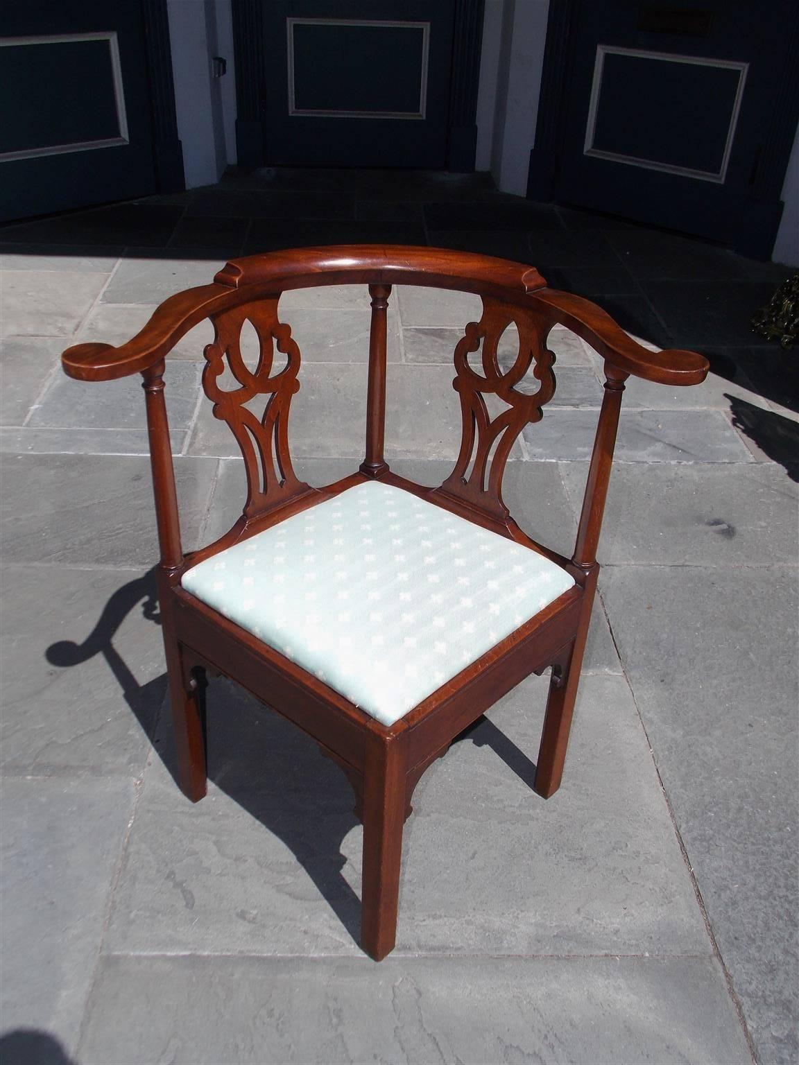 American Georgian walnut corner chair with carved splat backs, carved decorative molded edge, scrolled arms, turned ringed columns, carved corner fretwork, and terminating on tapered squared legs. Chair has removable upholstered cushion. Late 18th