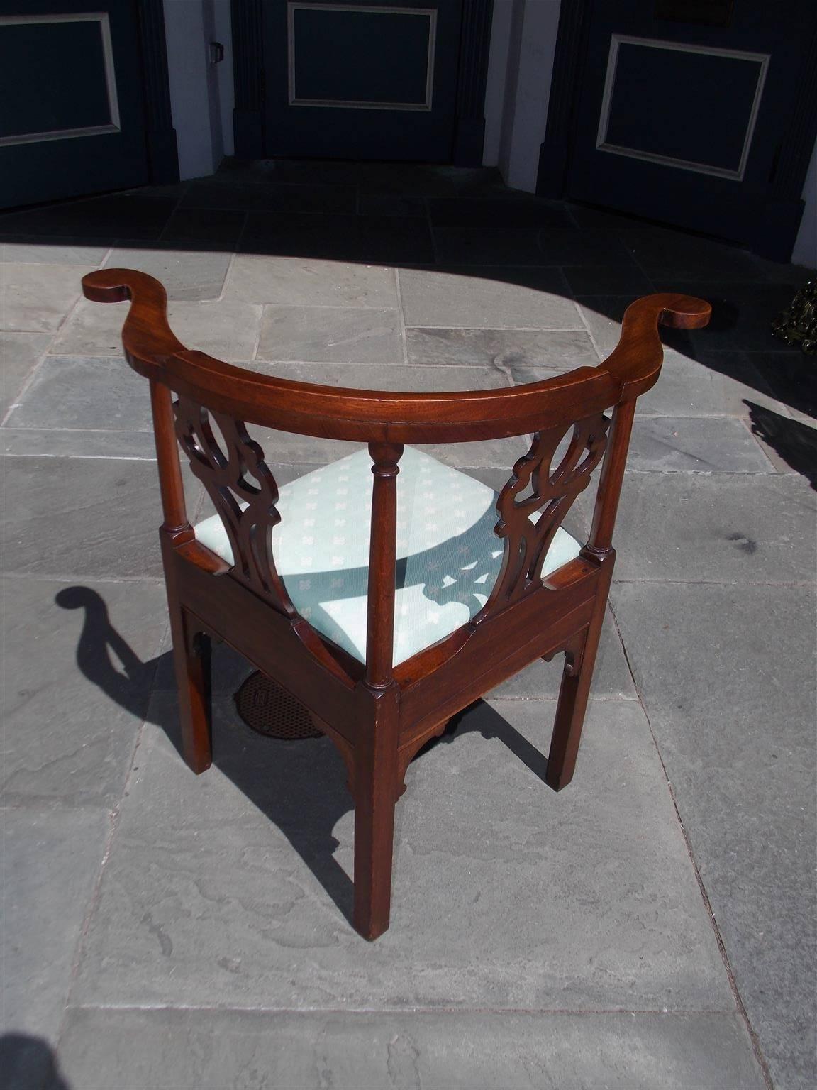 American Georgian Walnut Upholstered Corner Chair, Circa 1770 In Excellent Condition For Sale In Hollywood, SC